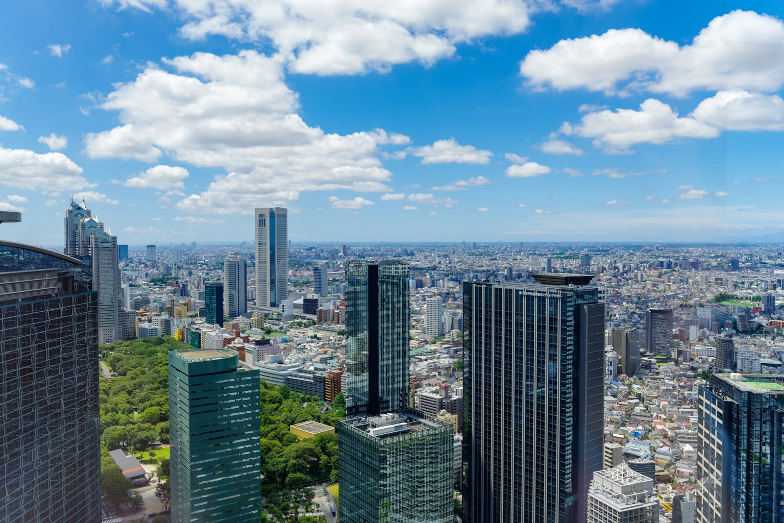Una vista panorámica de una ciudad con altos edificios y parques verdes