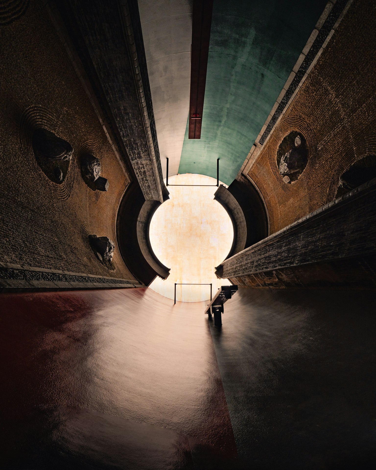 Vista desde el interior de una estructura circular que muestra un diseño moderno y colores contrastantes