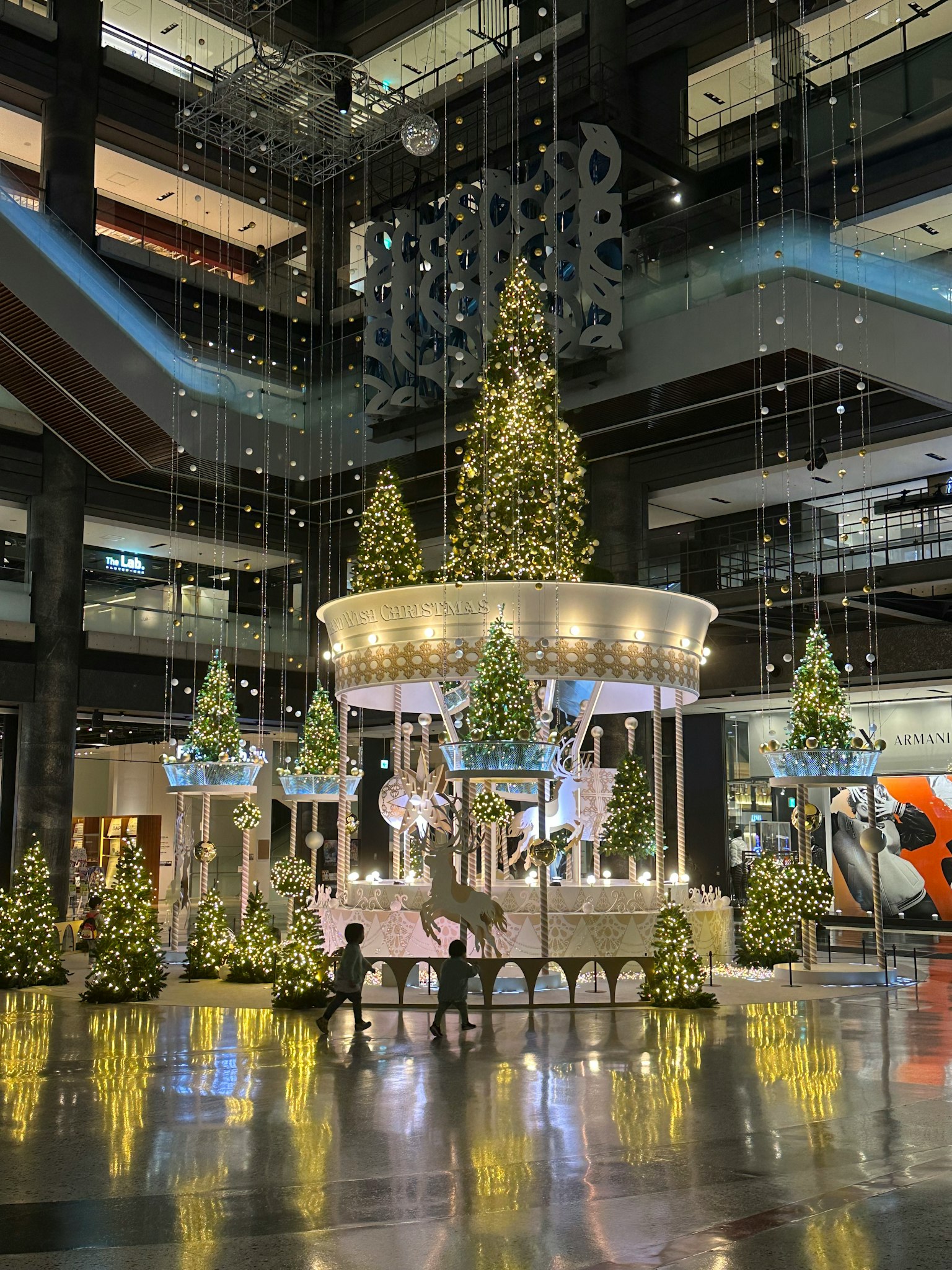 Pohon Natal yang indah dan air mancur di ruang yang didekorasi modern