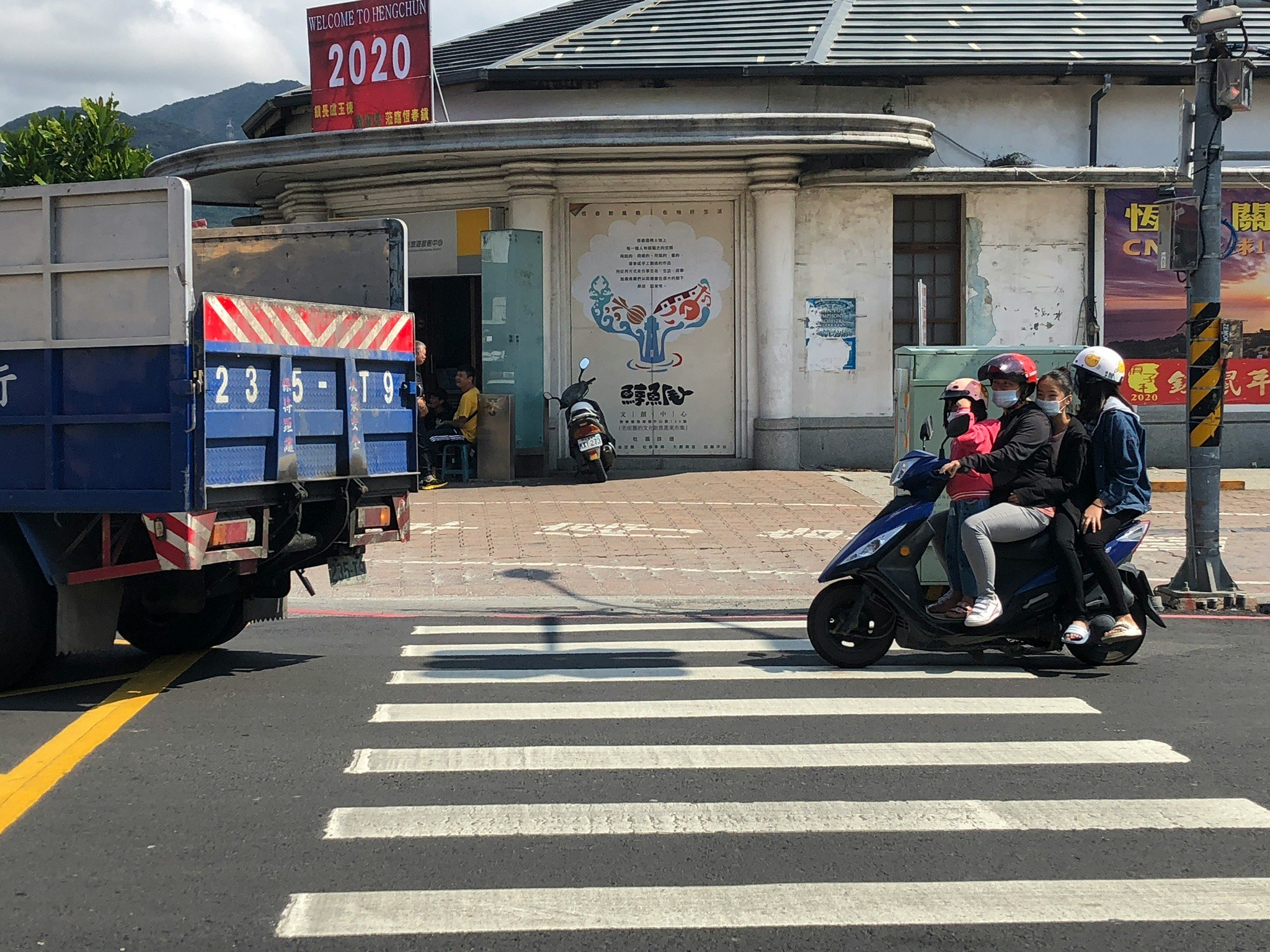 台湾の街角でバイクが並ぶ横断歩道