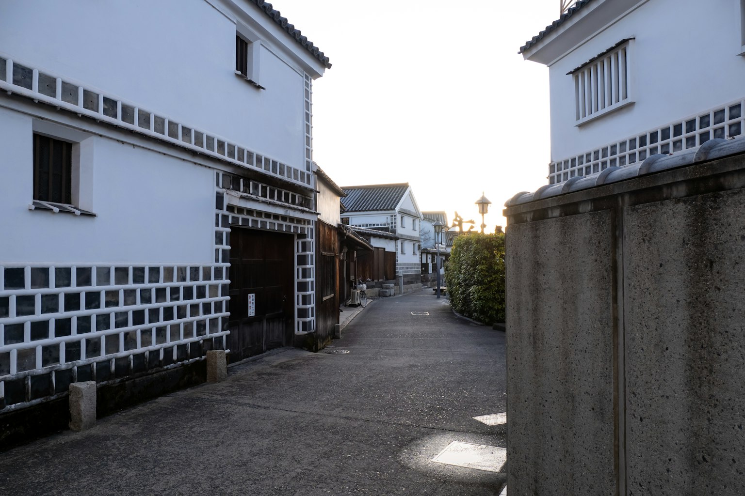 Scène de rue calme avec des bâtiments aux murs blancs et un chemin