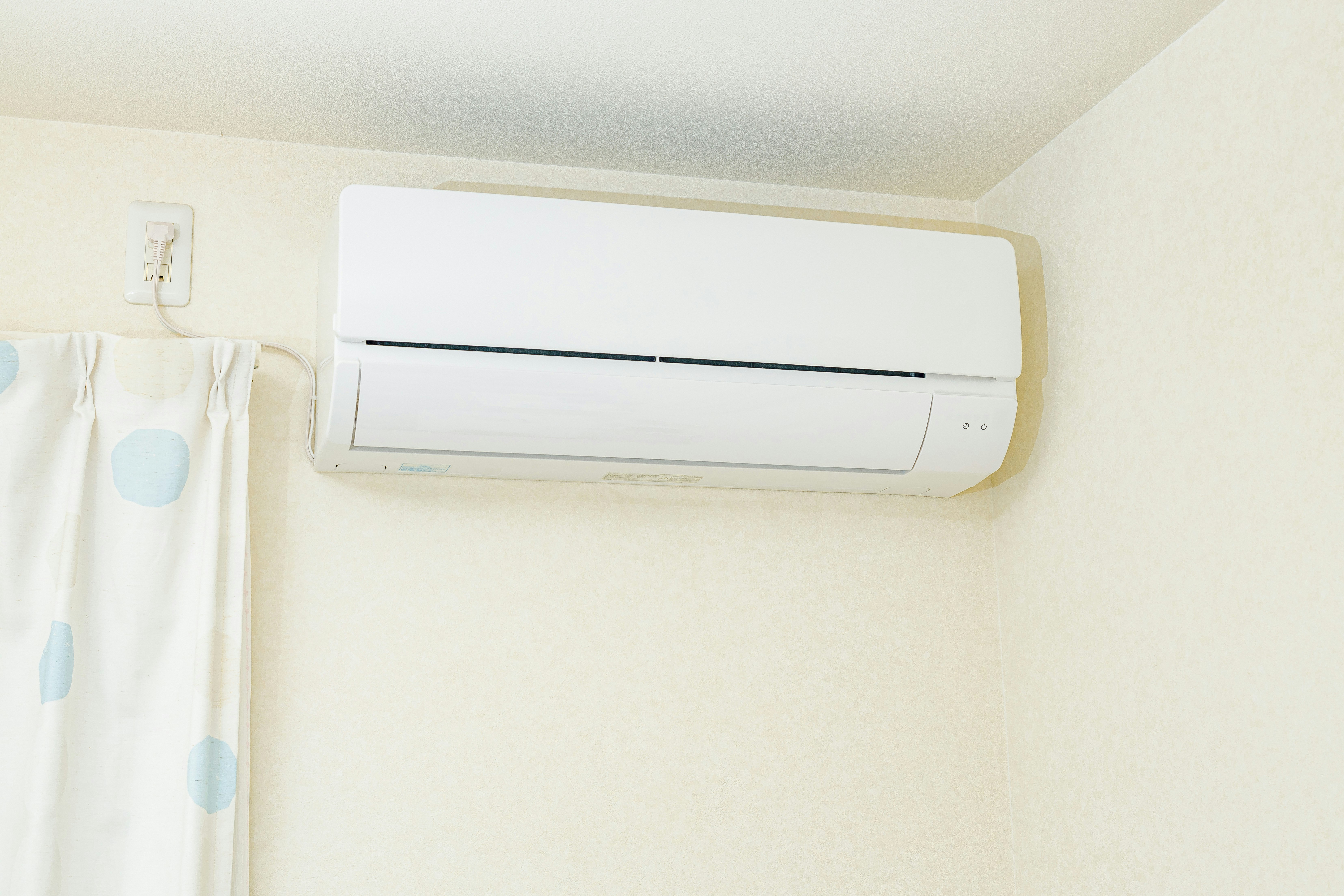 壁に取り付けられたエアコンの室内機