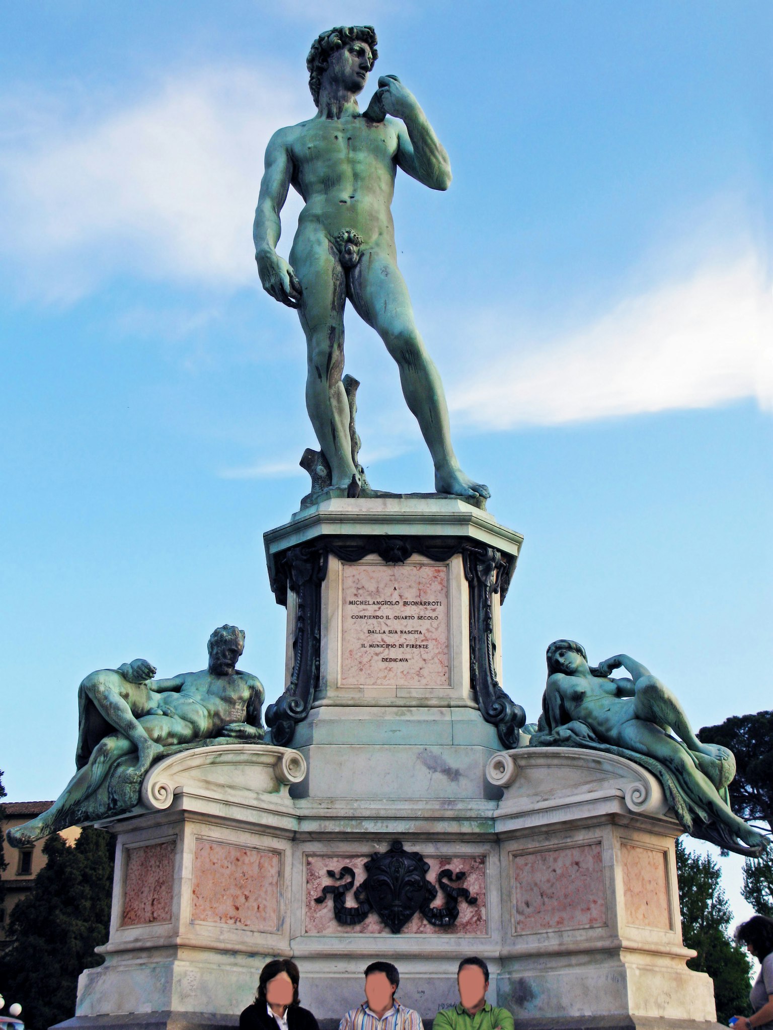 Statue de David se tenant dans une belle place entourée de sculptures avec un ciel bleu en arrière-plan