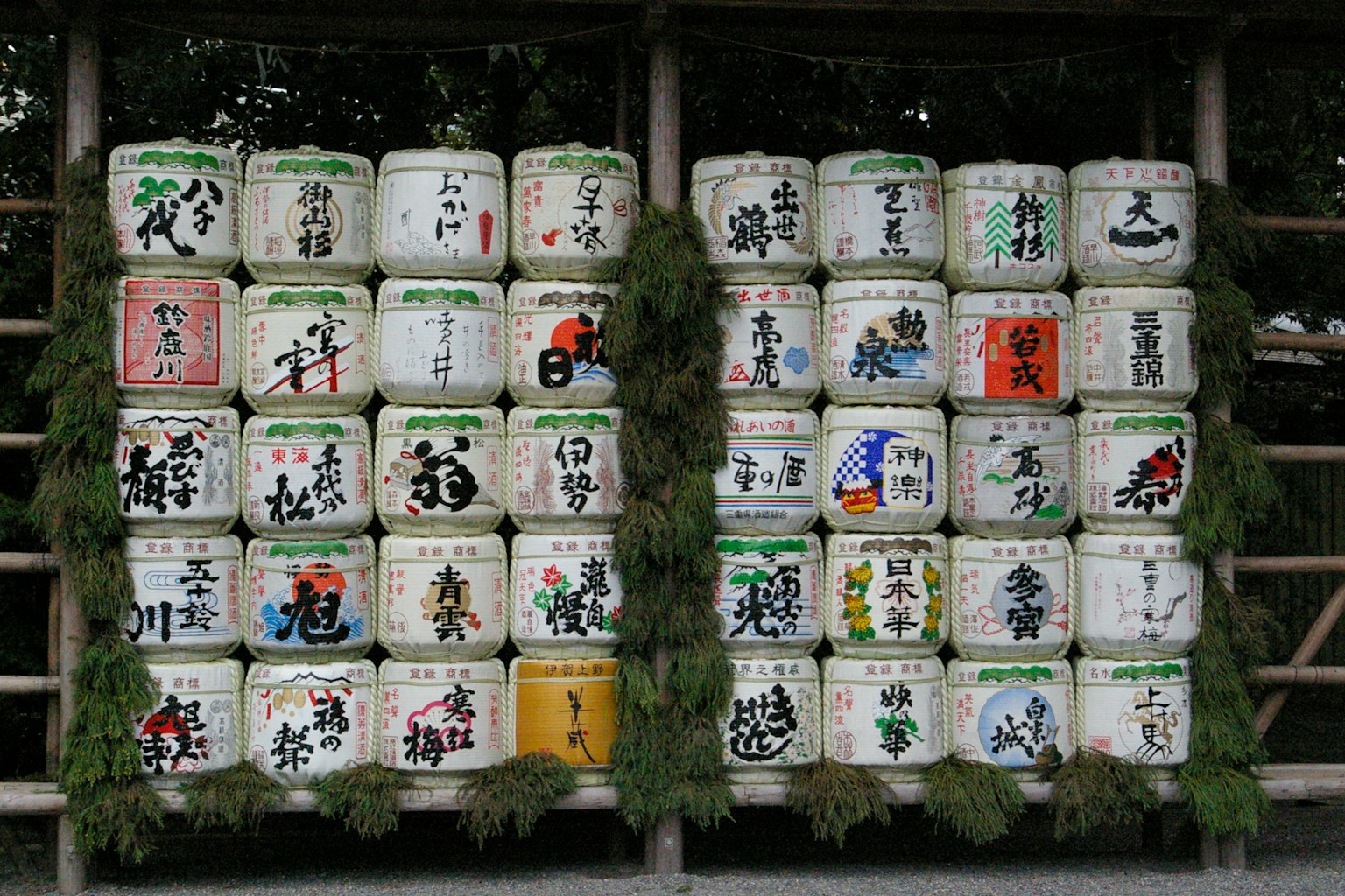 Pameran tong sake Jepang tradisional yang disusun pada struktur kayu