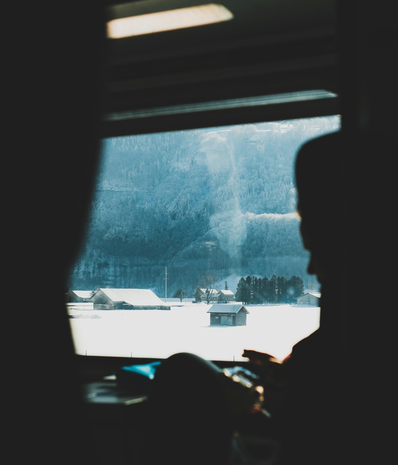 火車內的輪廓，窗外可見雪景
