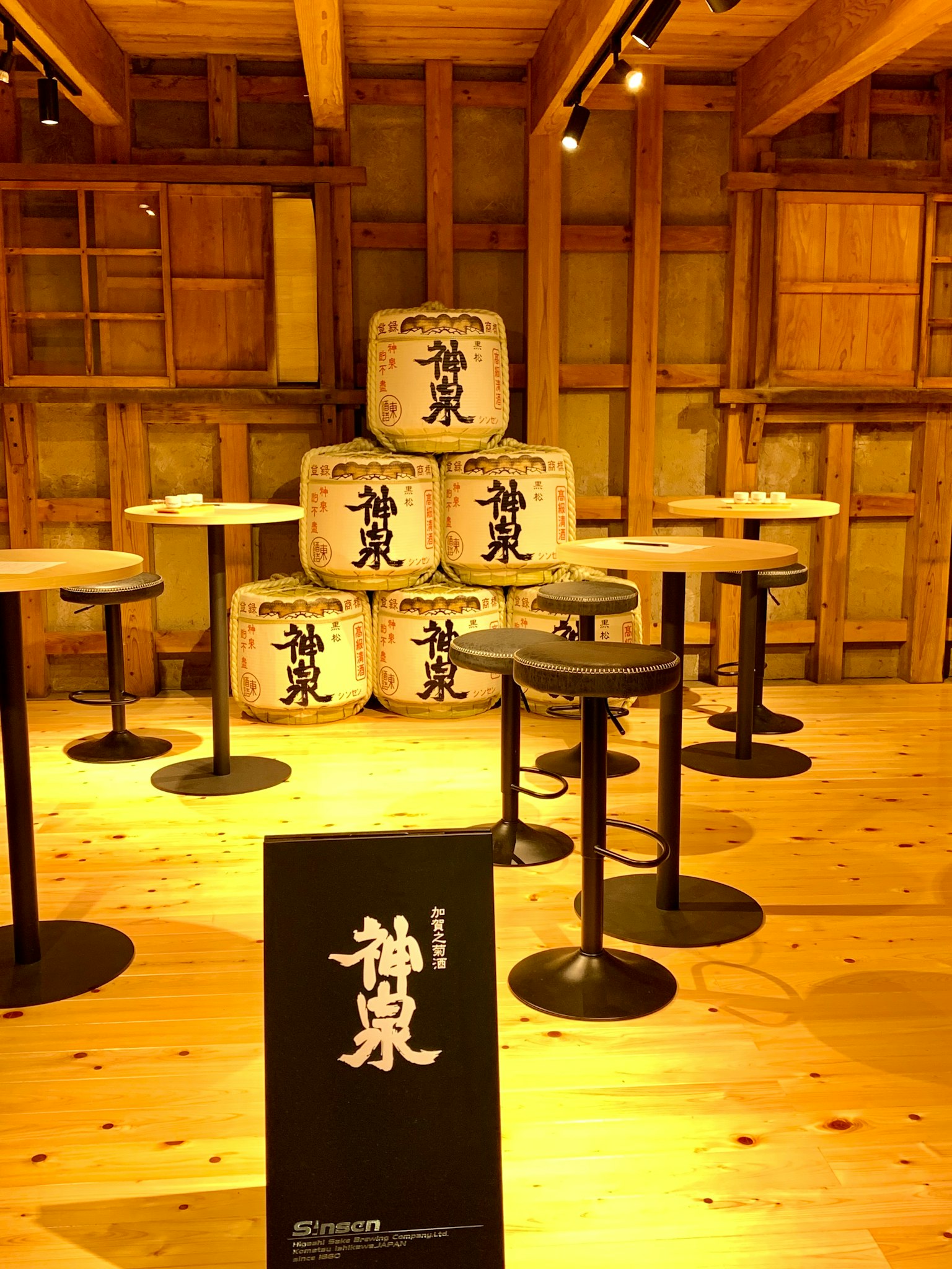 木製房間內堆放的清酒桶場景