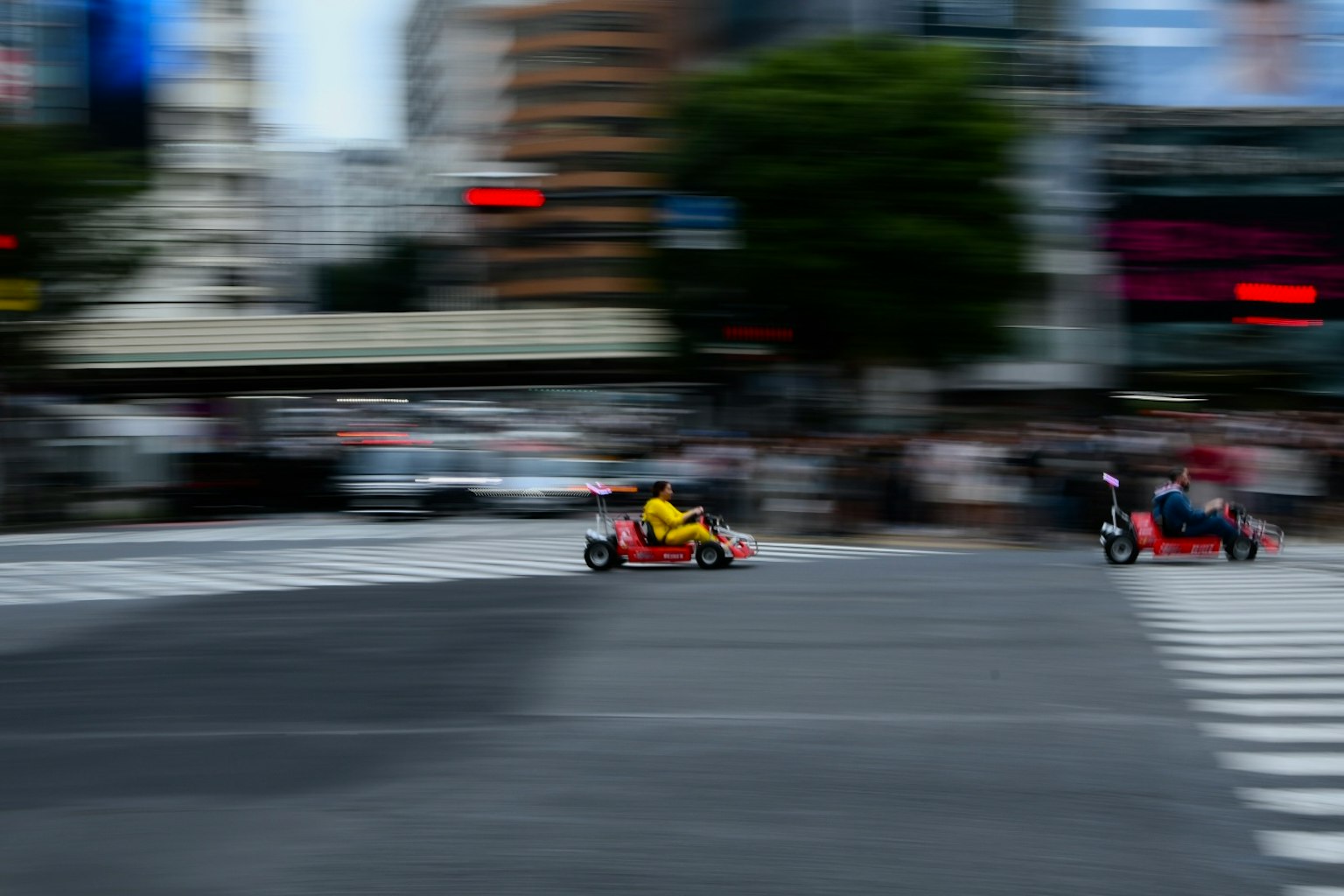 在東京繁忙交叉口賽車的卡丁車