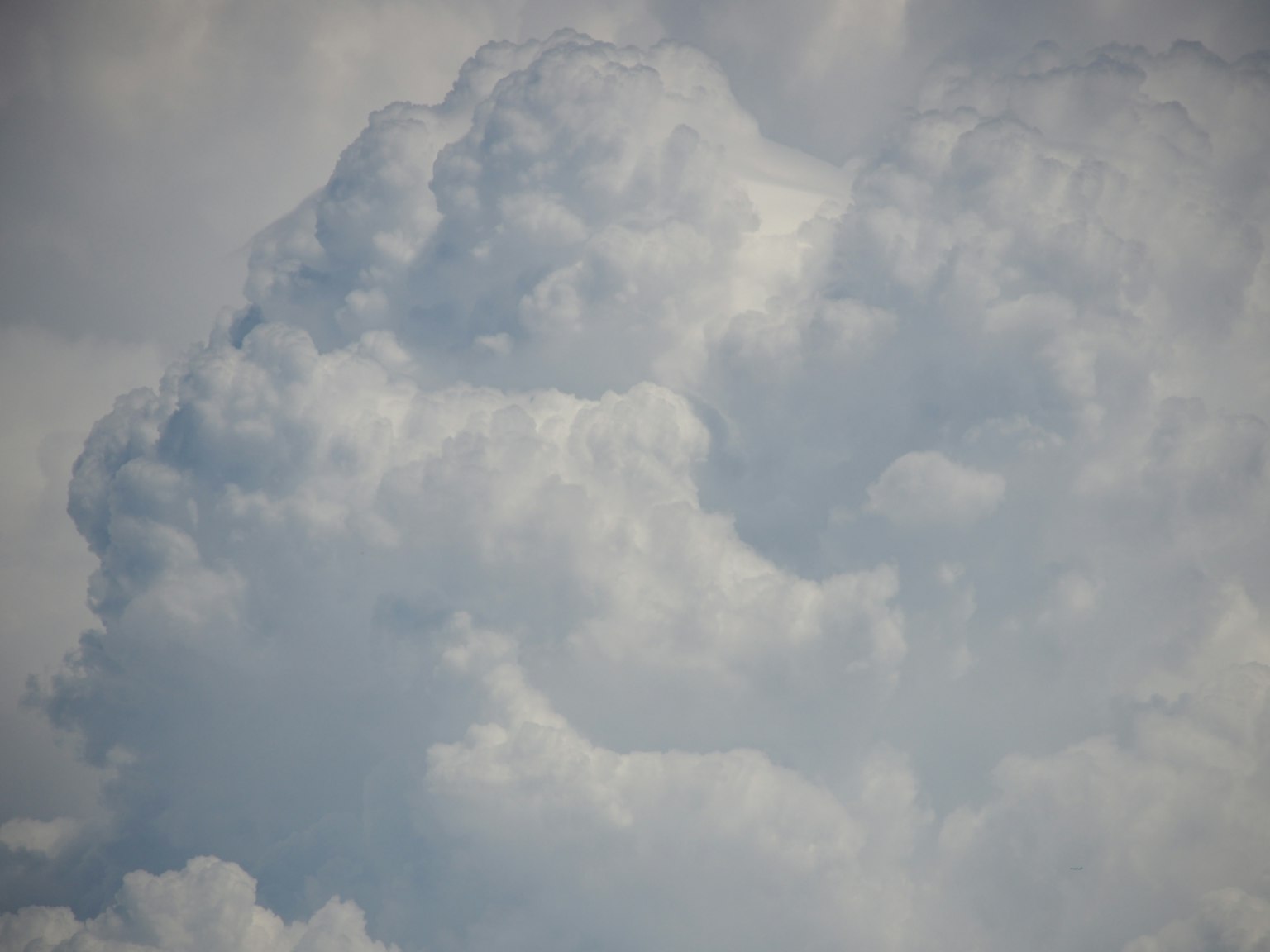 Primo piano di nuvole bianche soffici contro un cielo blu
