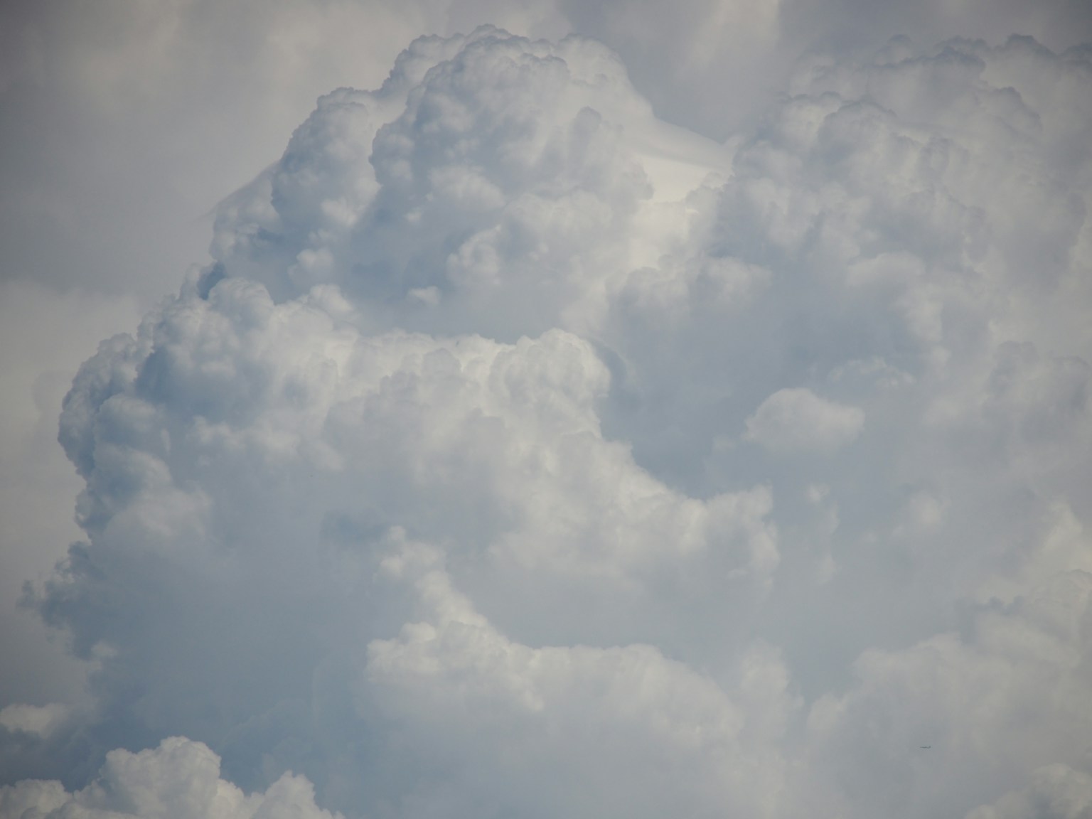 Primo piano di nuvole bianche soffici contro un cielo blu