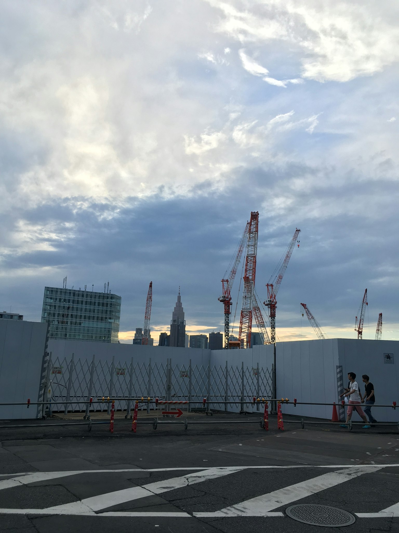 Cantiere urbano con gru e cielo nuvoloso