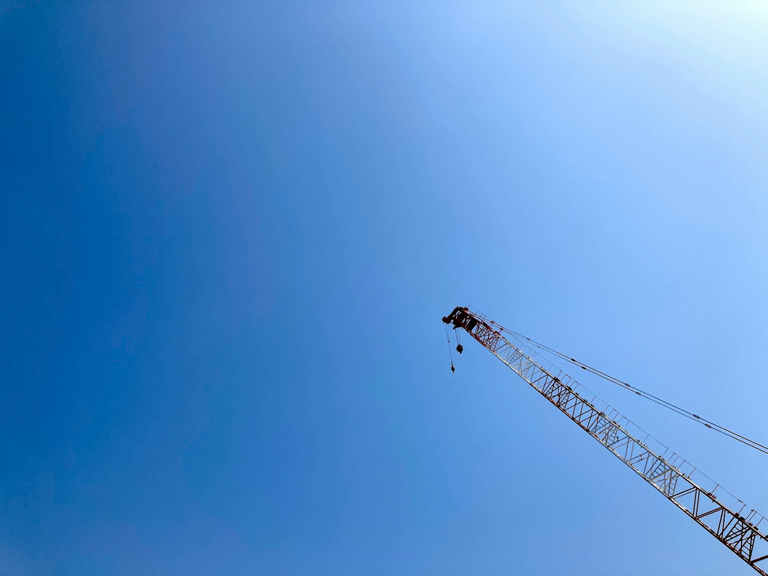 Grúa alcanzando un cielo azul claro