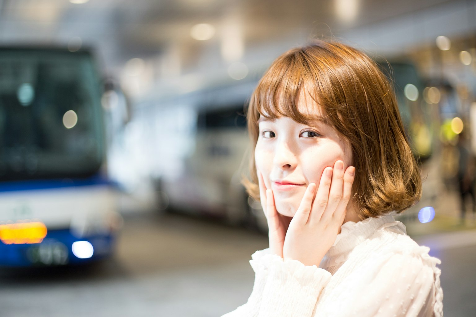 Wanita dengan ekspresi terkejut di depan bus