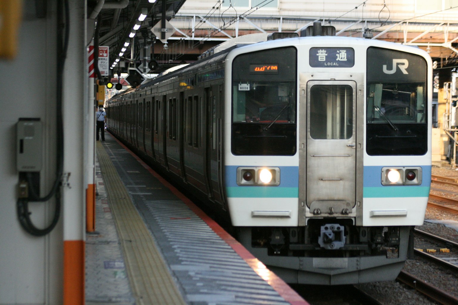JR列車停靠在車站