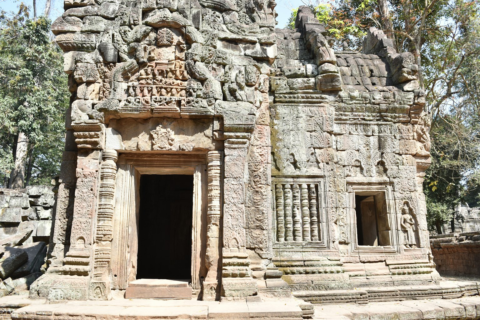 Antico tempio in pietra con intricati intagli in Cambogia