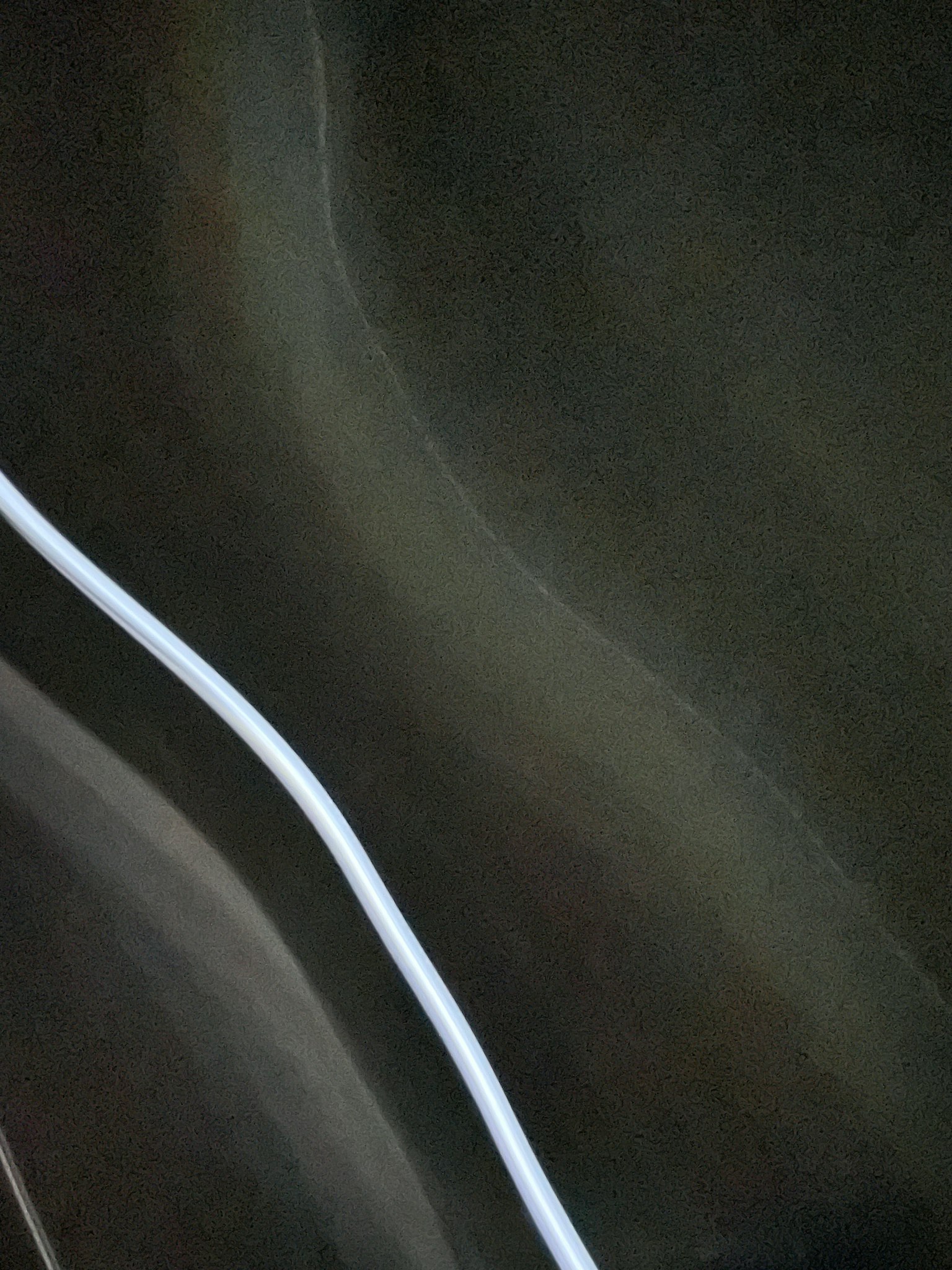 Immagine astratta con una linea curva bianca su uno sfondo nero