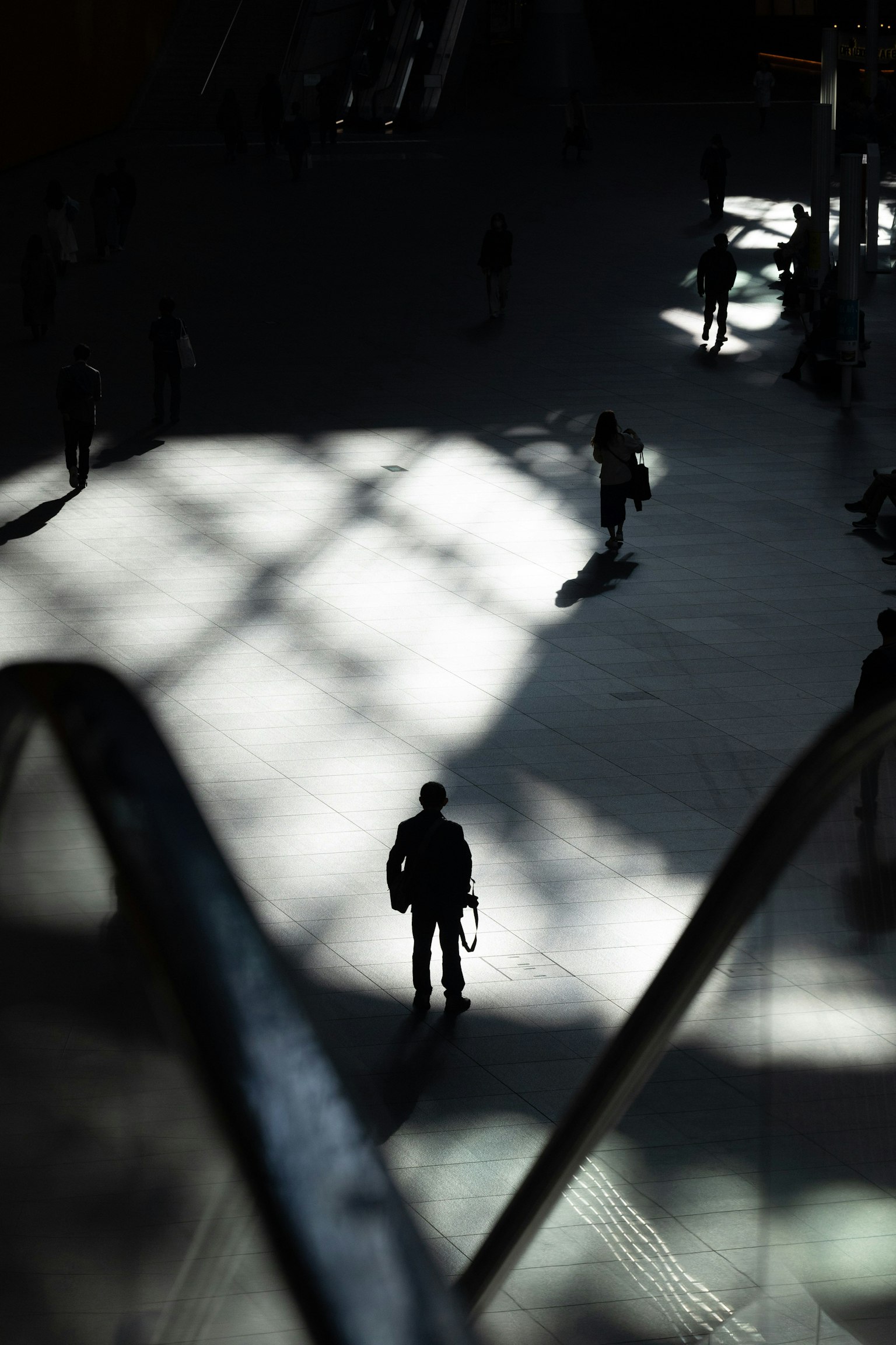 Scène urbaine avec des contrastes frappants de lumière et d'ombre des gens marchant