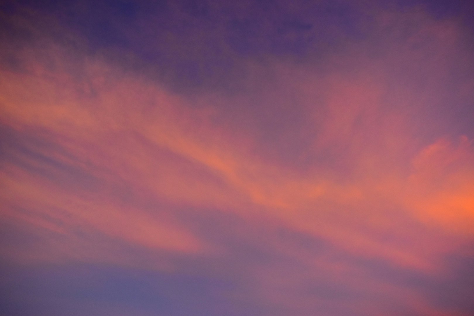 移りゆく夕空の雲のグラデーション