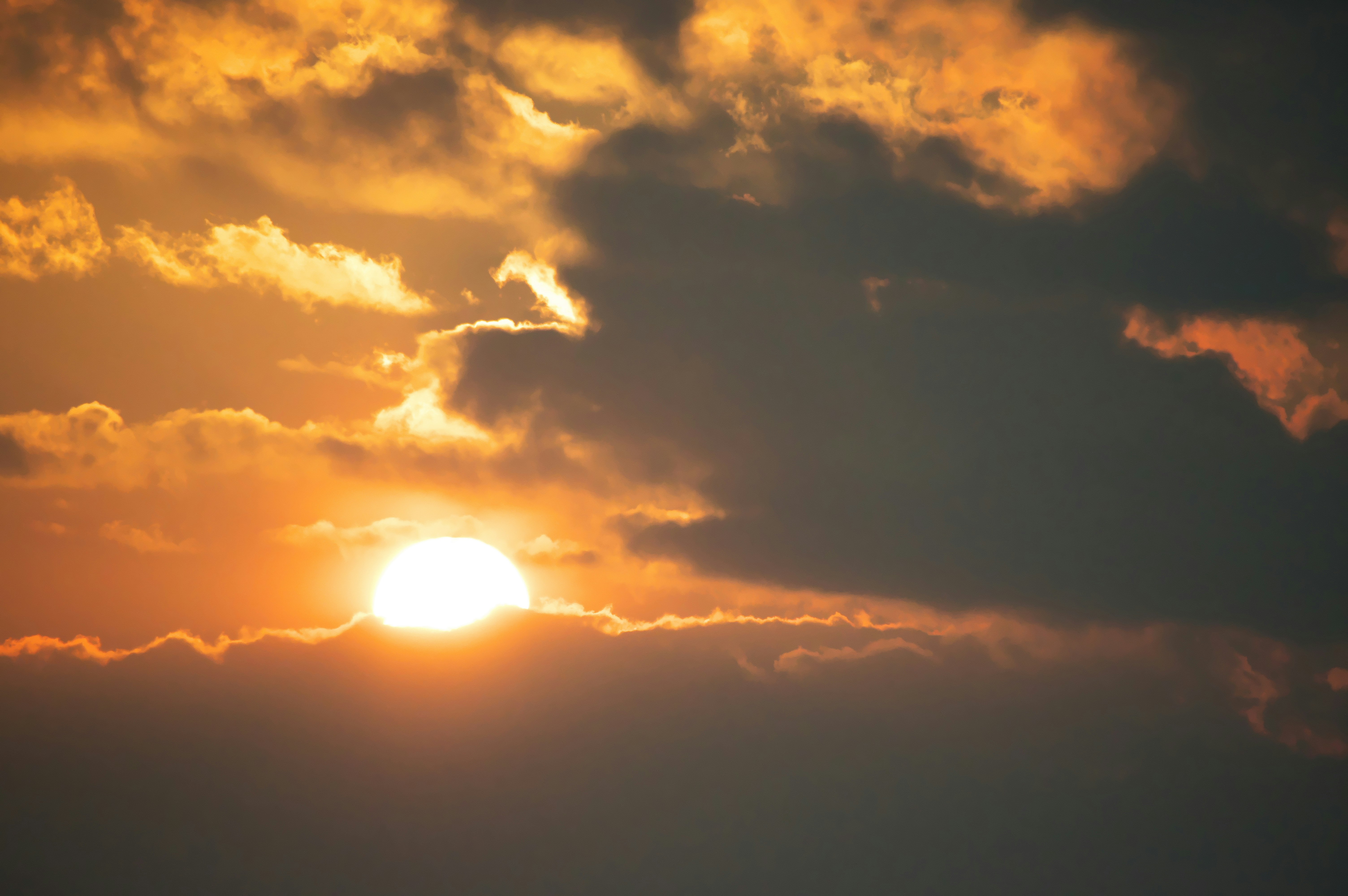 夕陽照亮的雲層天空