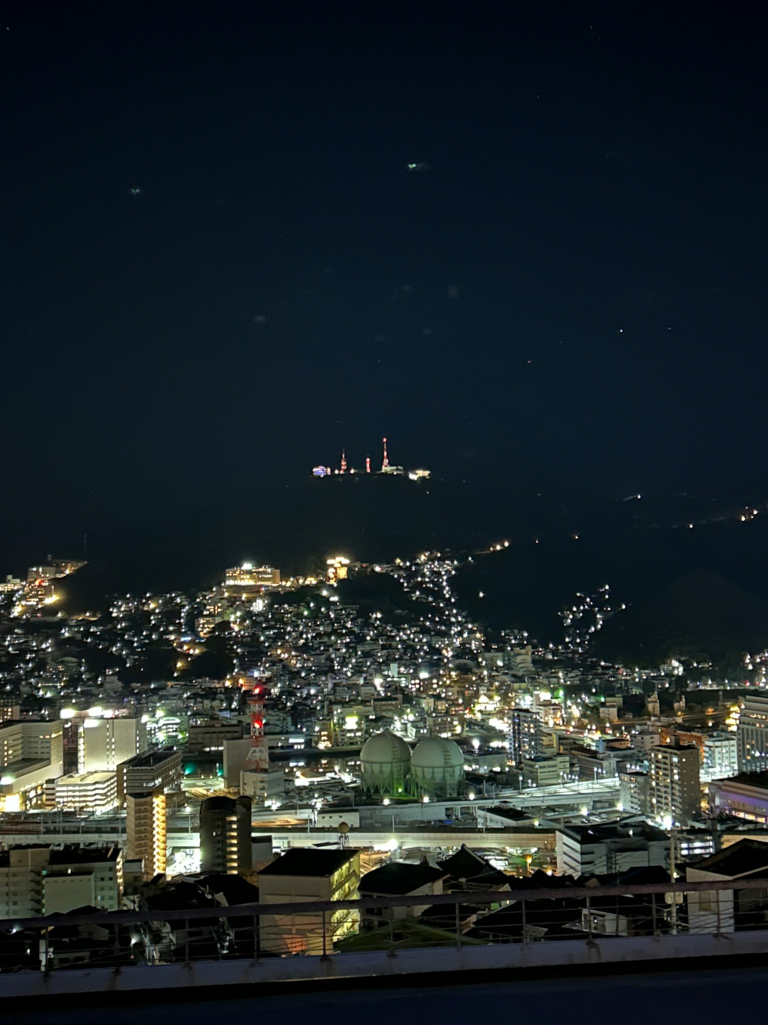 夜景城市景觀與遠處山丘上的燈光