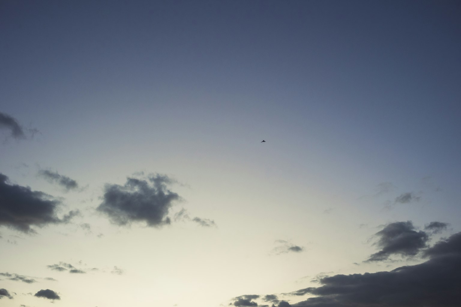 Ruhige Landschaft mit Wolken in einem blauen Himmel