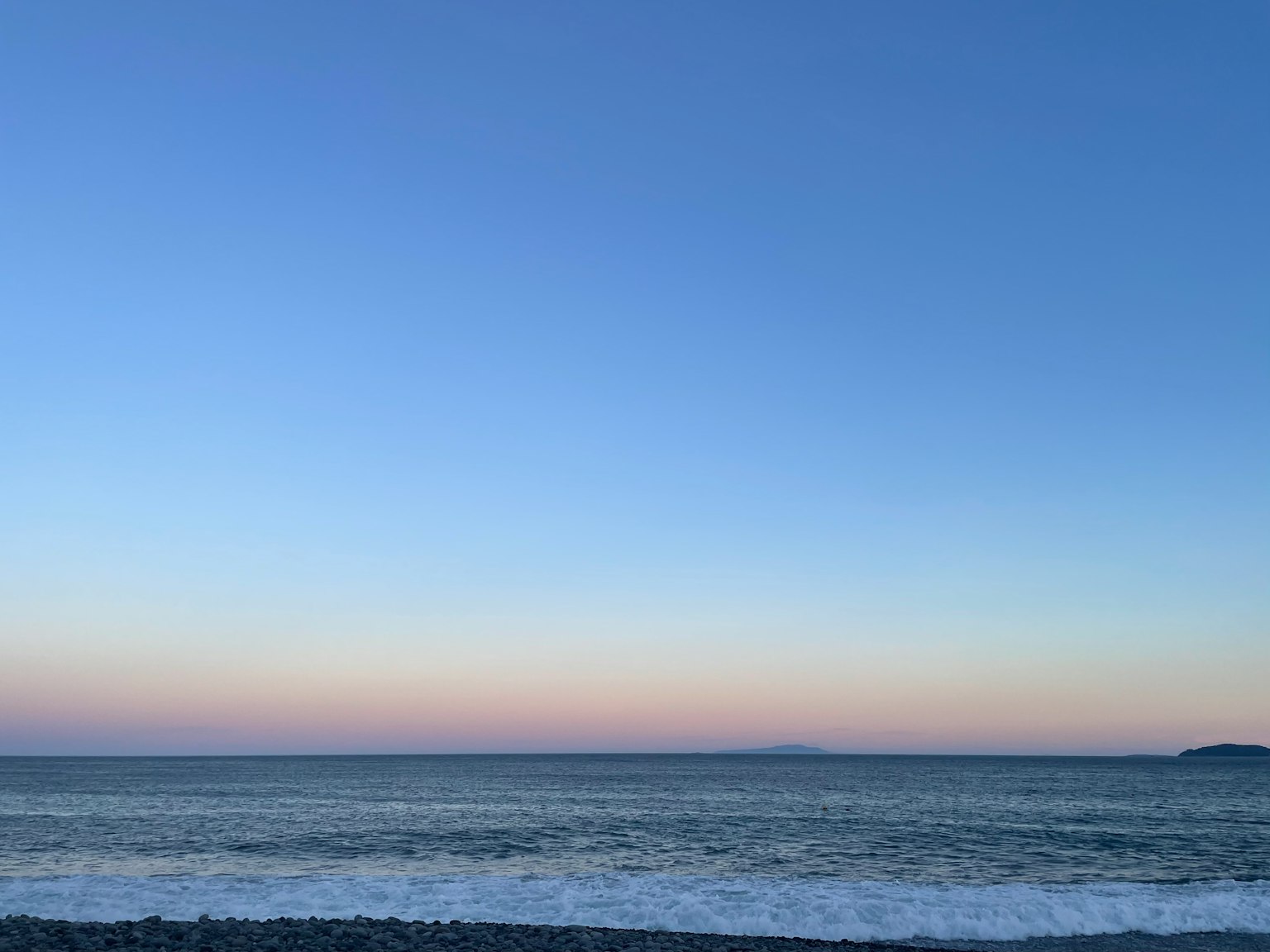 寧靜的風景，漸變的天空與平靜的海洋