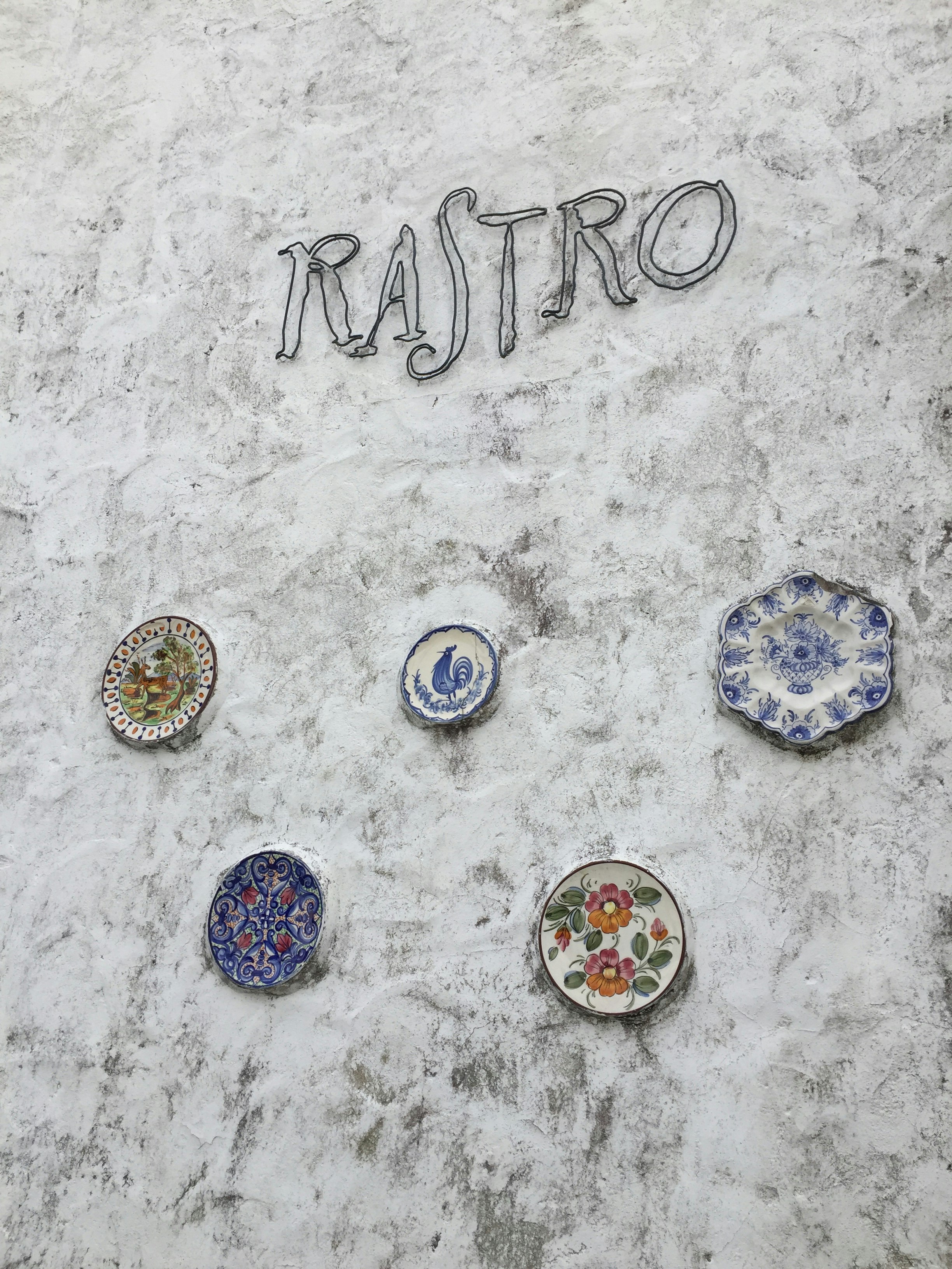 牆上排列的裝飾磁磚與「RAITRO」字樣