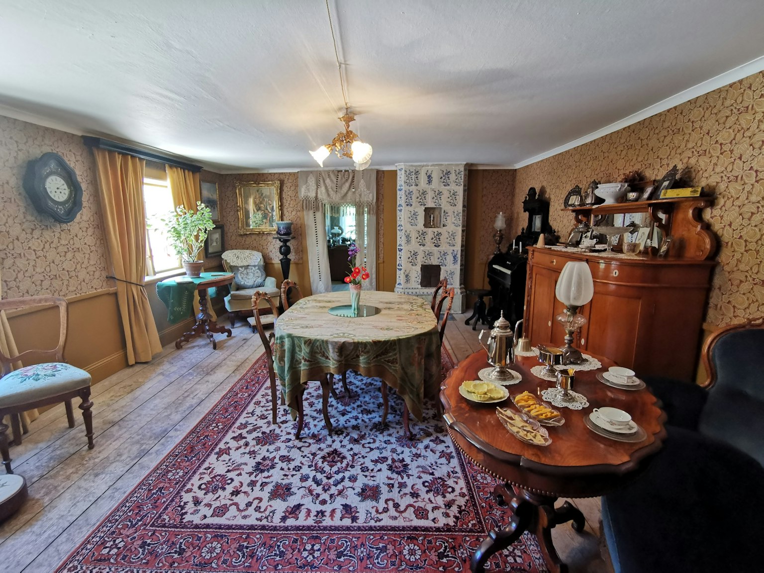 Gemütliches Wohnzimmer mit gedecktem Tisch und antiken Möbeln