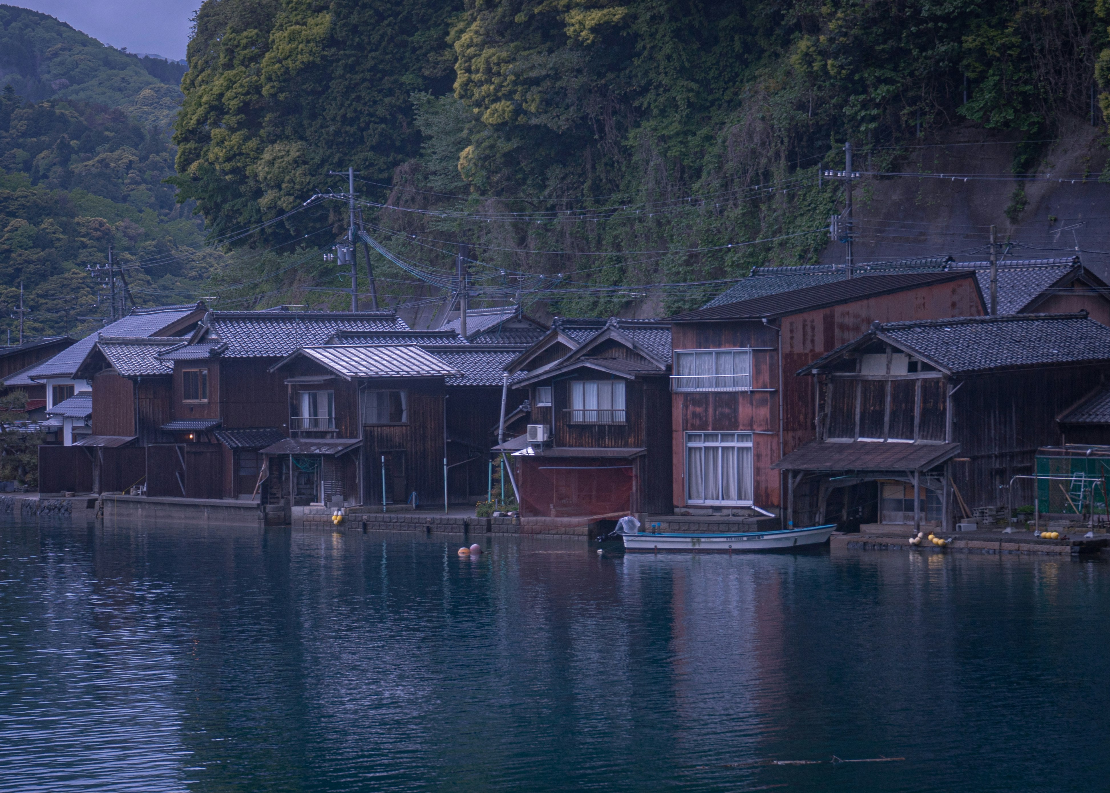 伊根の舟屋の水辺に並ぶ家々