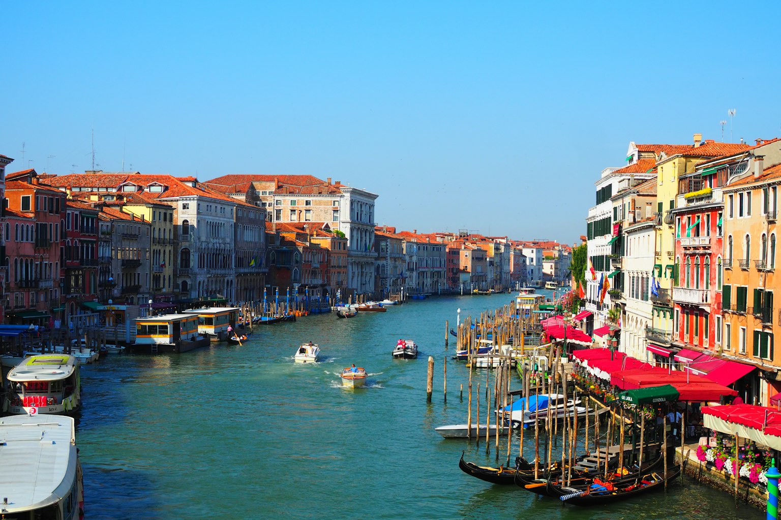 Cảnh đẹp của Venice với những tòa nhà đầy màu sắc và thuyền dọc theo kênh