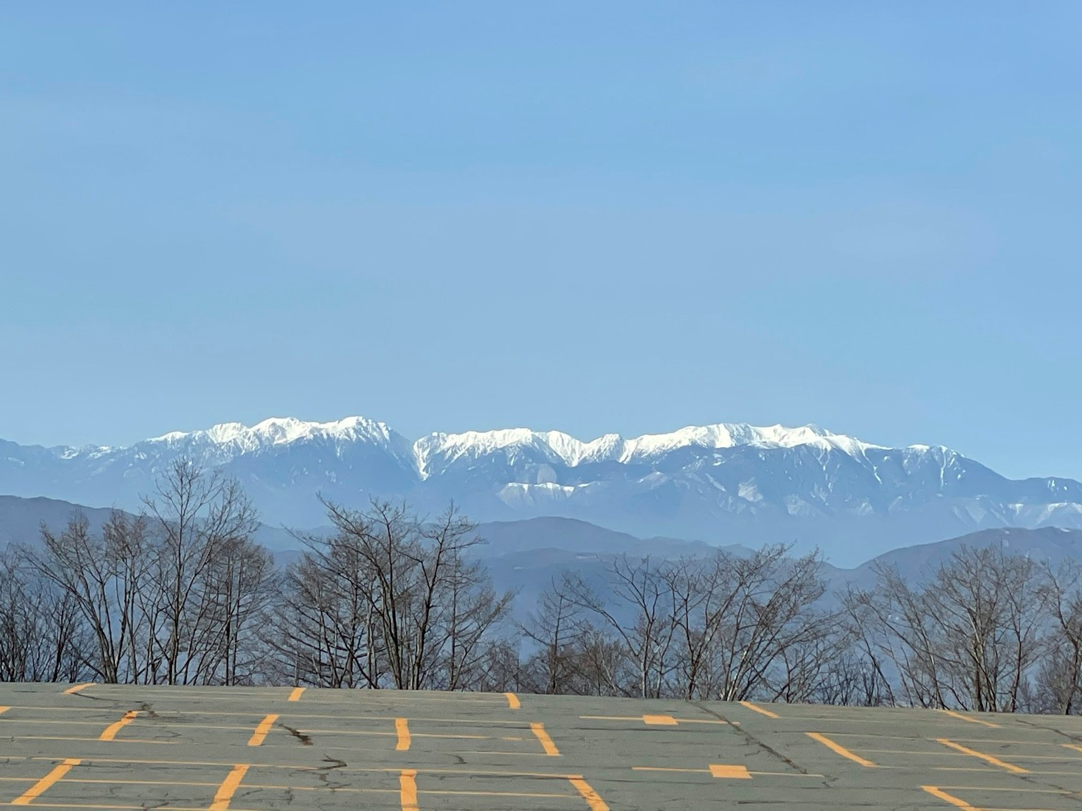 Montagnes enneigées sous un ciel bleu clair