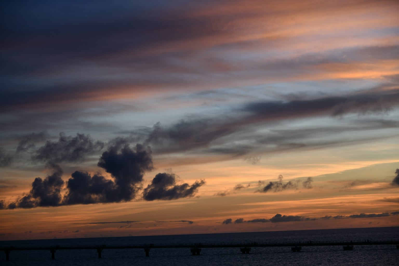 Ciel de coucher de soleil magnifique avec des nuages au-dessus de la mer