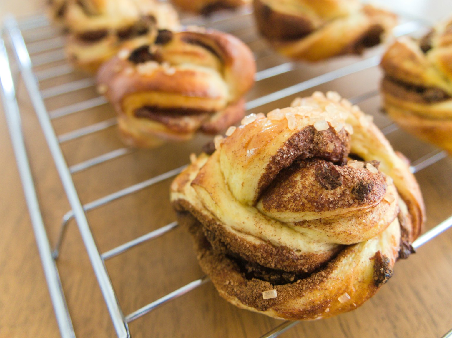 Frisch gebackene Zimtschnecken auf einem Kühlregal