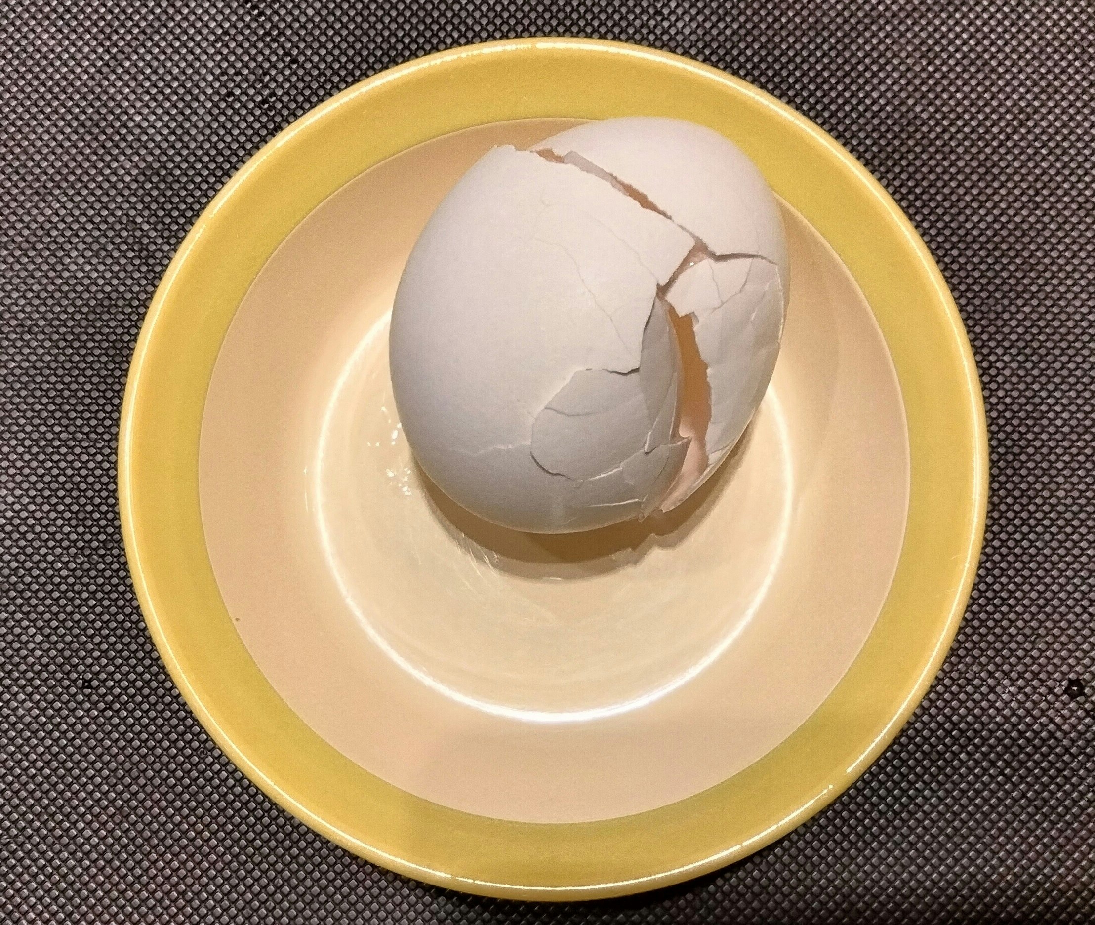zerbrochene Eierschale auf einem weißen Teller