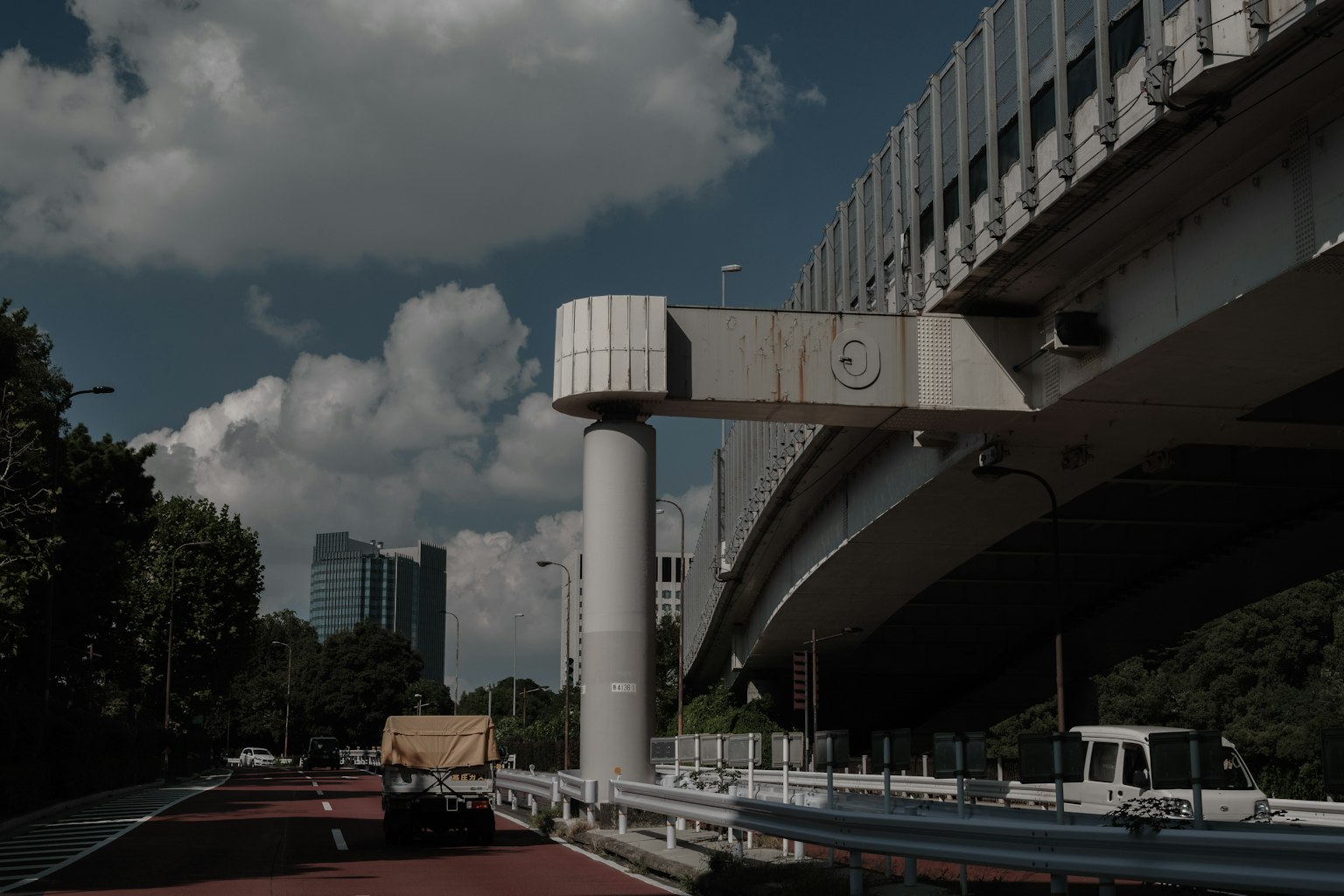Städtische Hochstraße mit Wolken am Himmel