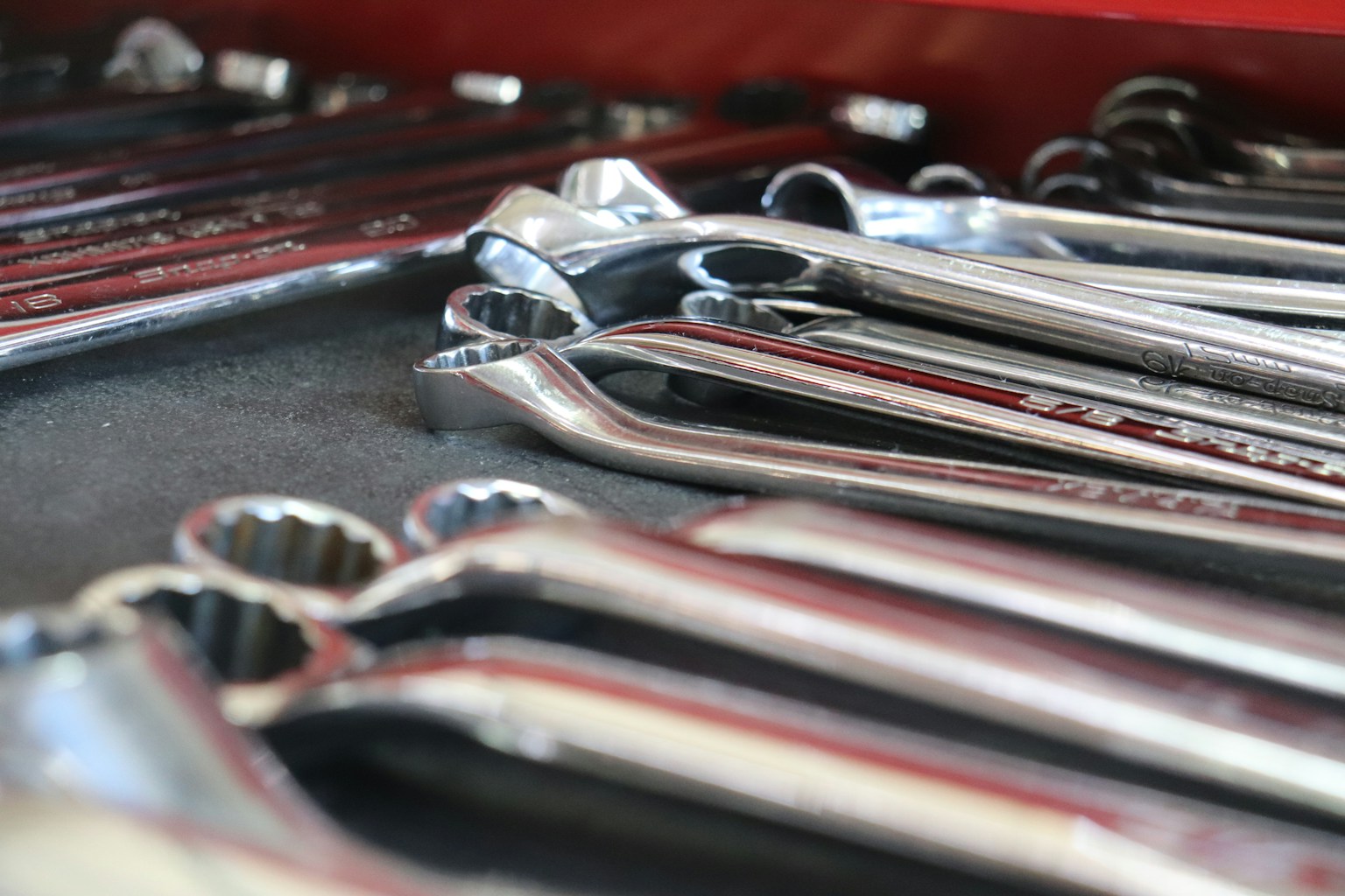 工具箱に並ぶメッキスパナのクローズアップ
