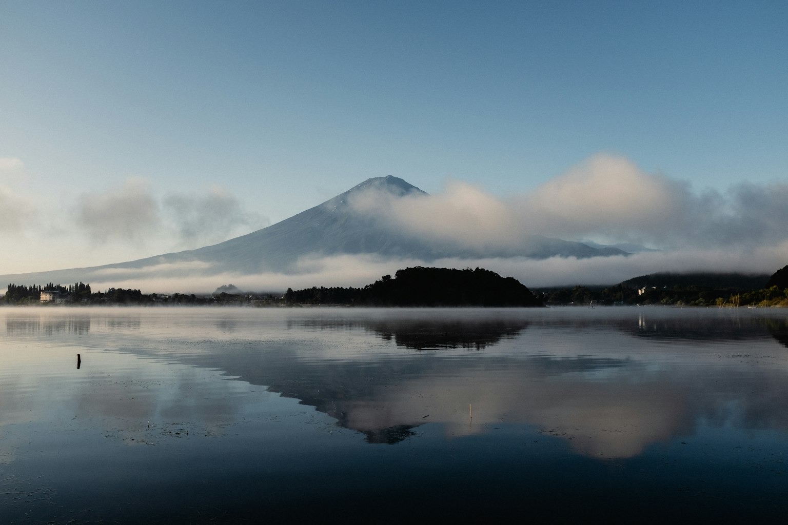 富士山与宁静湖泊的景色 云中美丽的山倒影