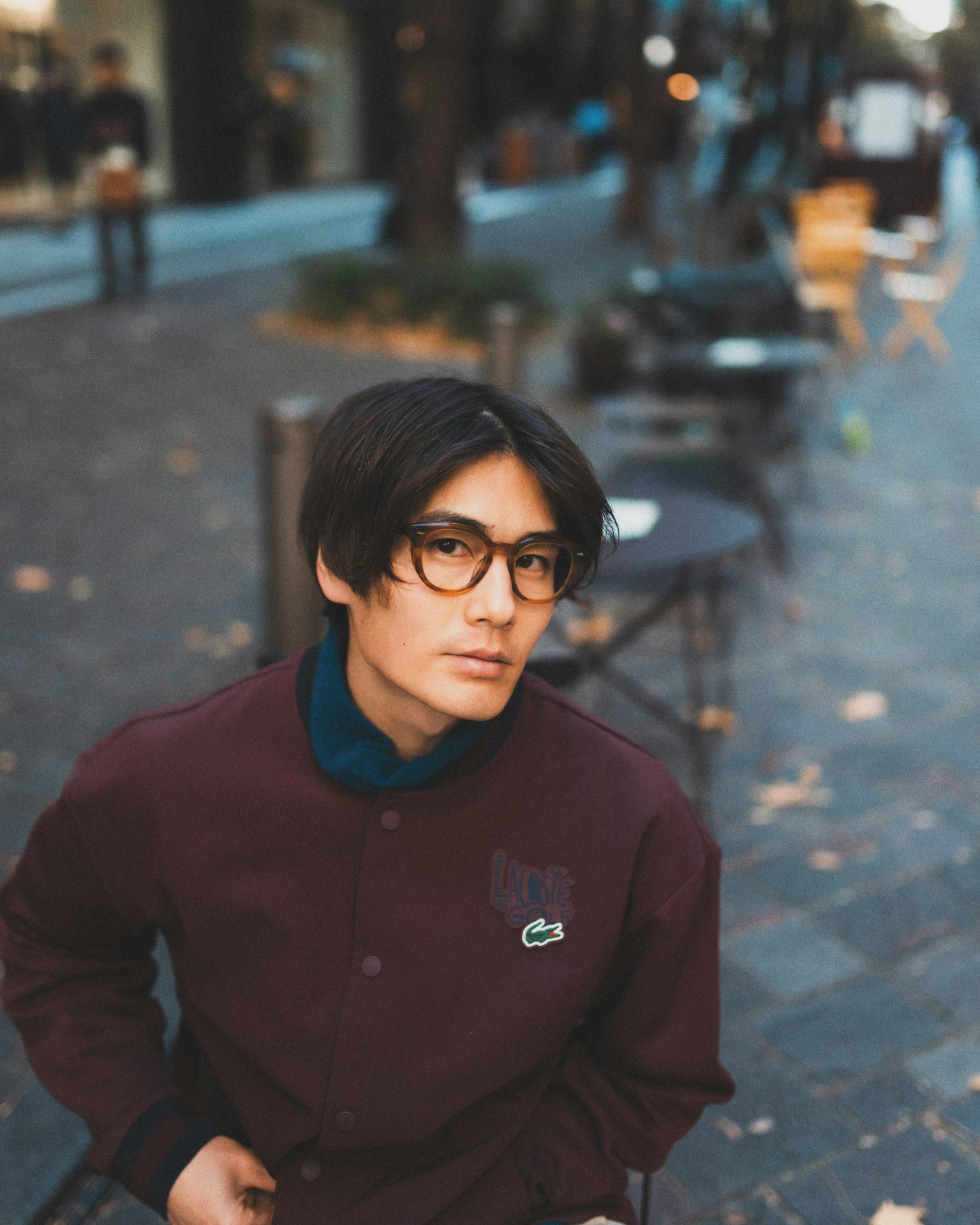 一名穿着休闲服的男性在城市环境中摆姿势