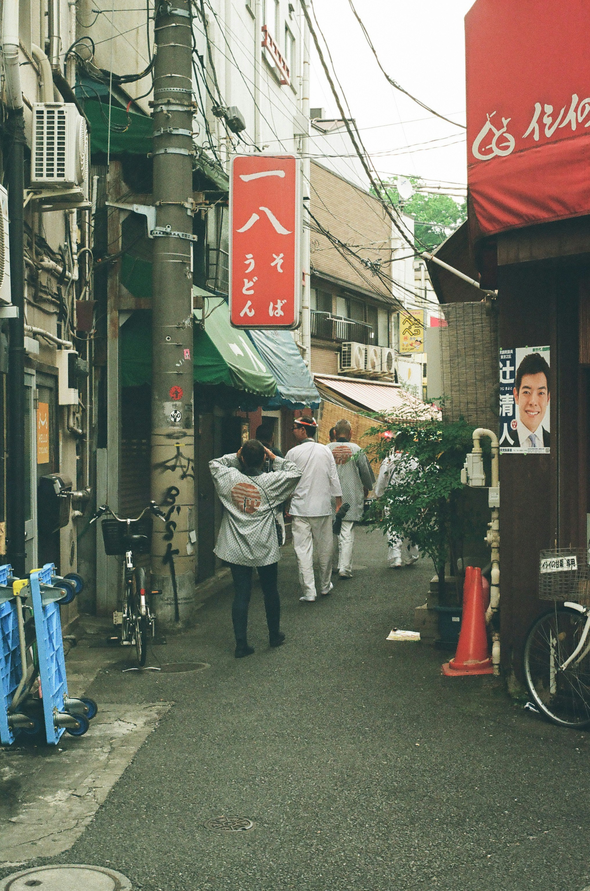 路地に並ぶ自転車と店先のある商店街