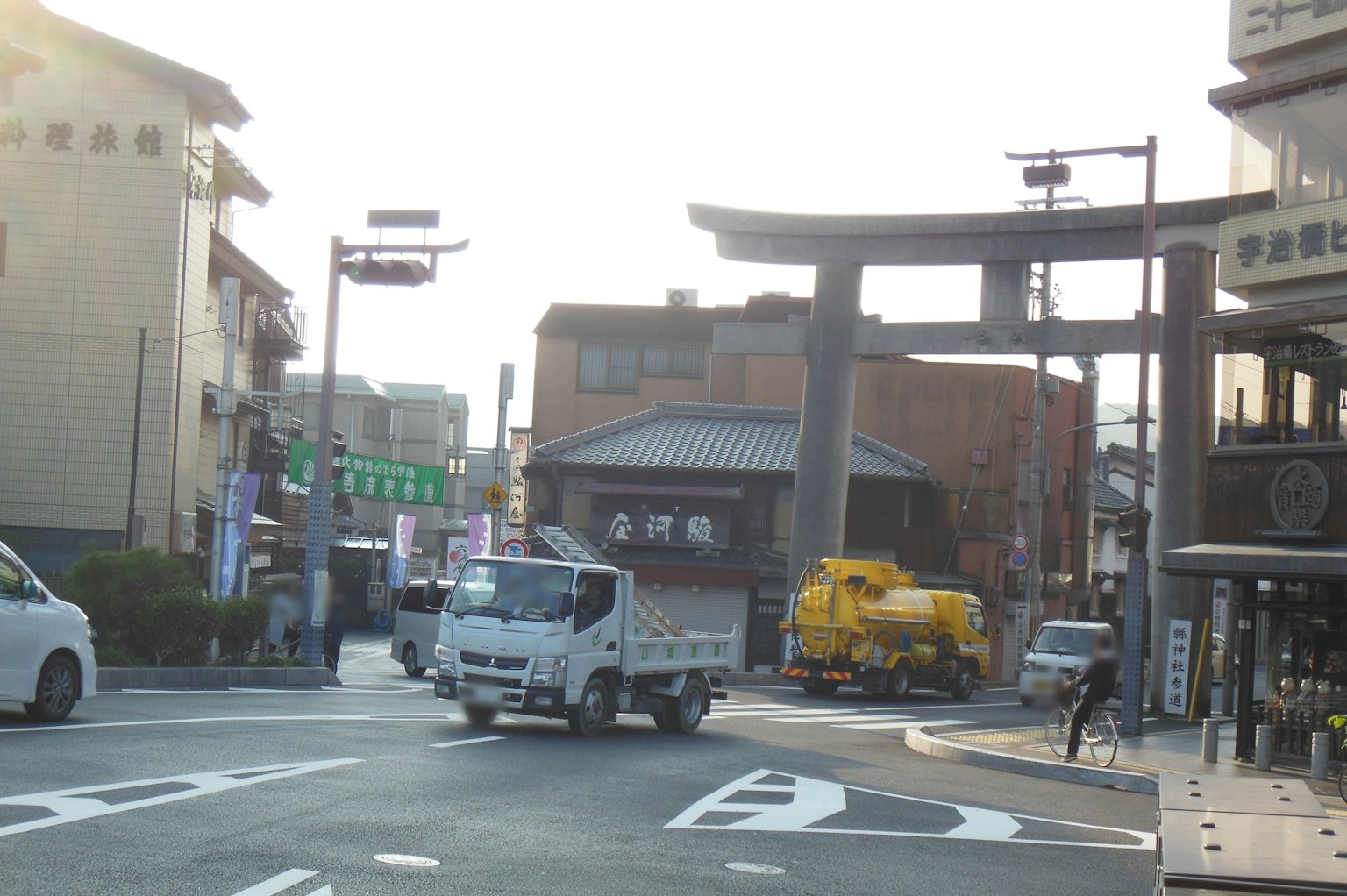 交叉路口的卡车和鸟居