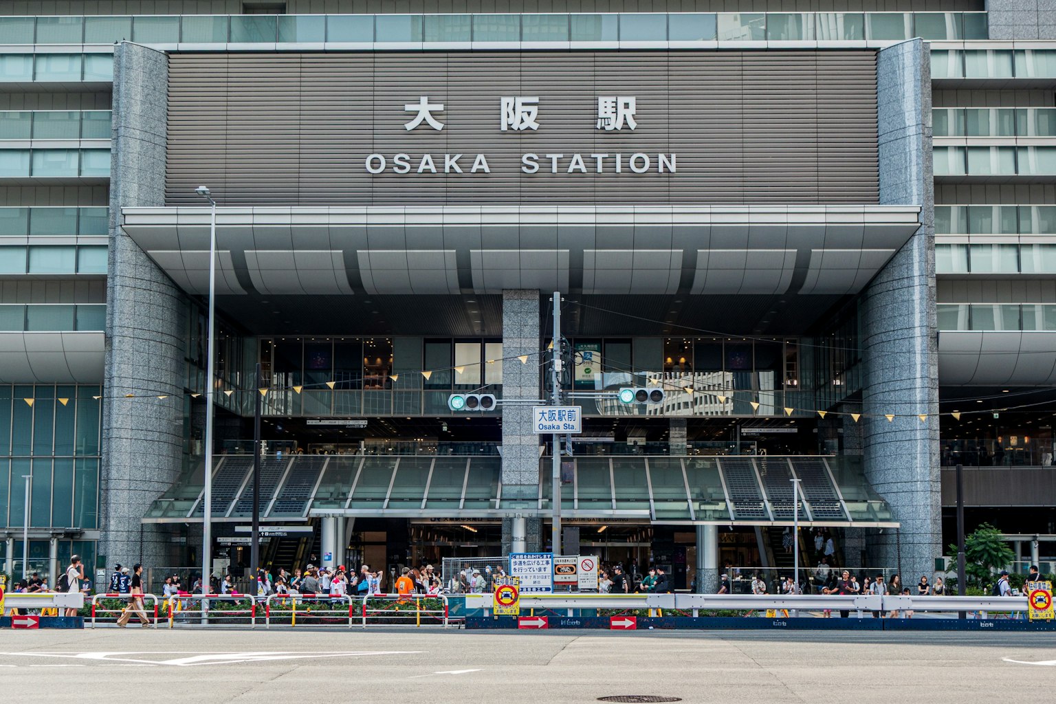 Moderne Fassade des Osaka Bahnhofs mit Menschen, die gehen