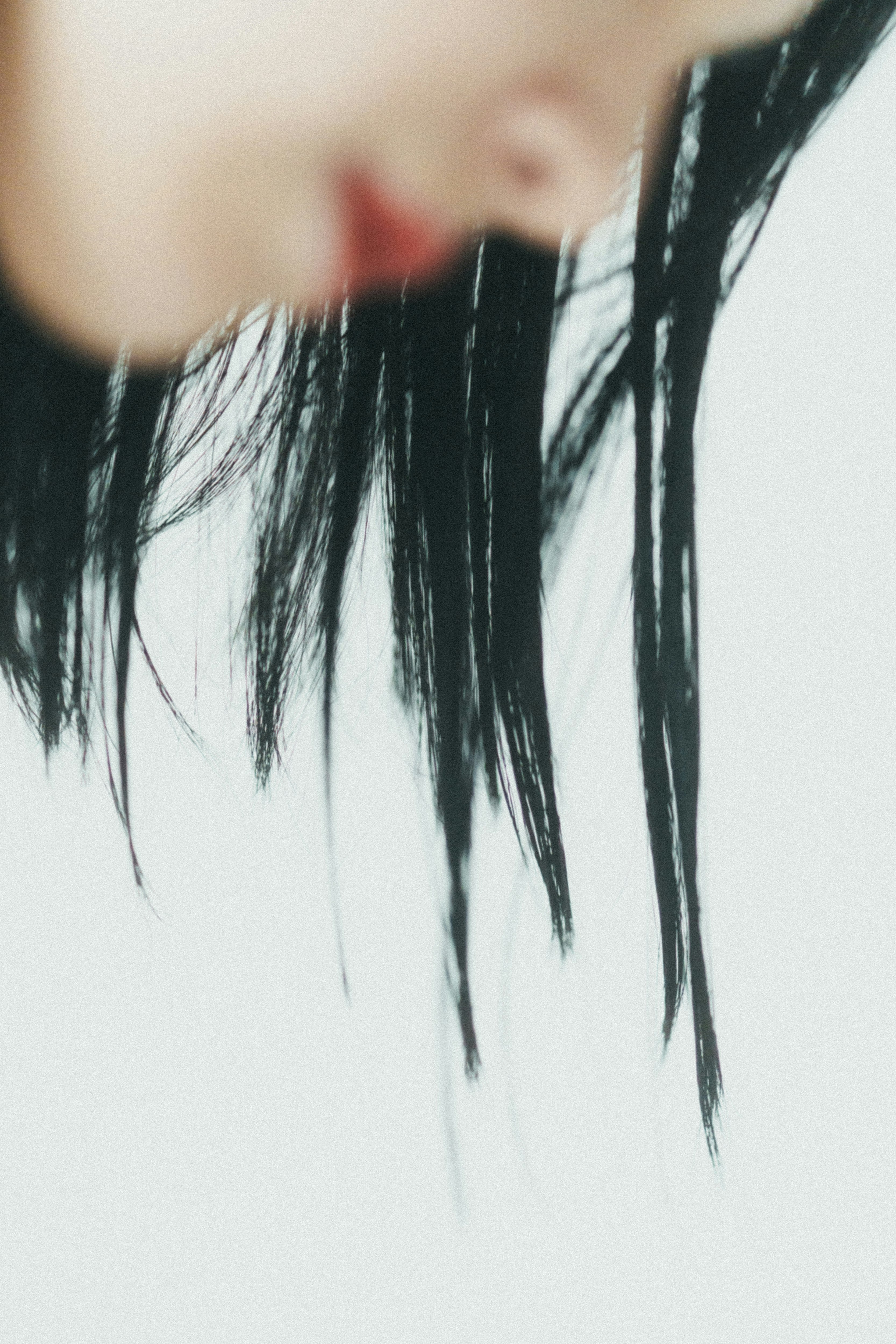 검은 머리카락 가닥이 흔들리는 클로즈업
