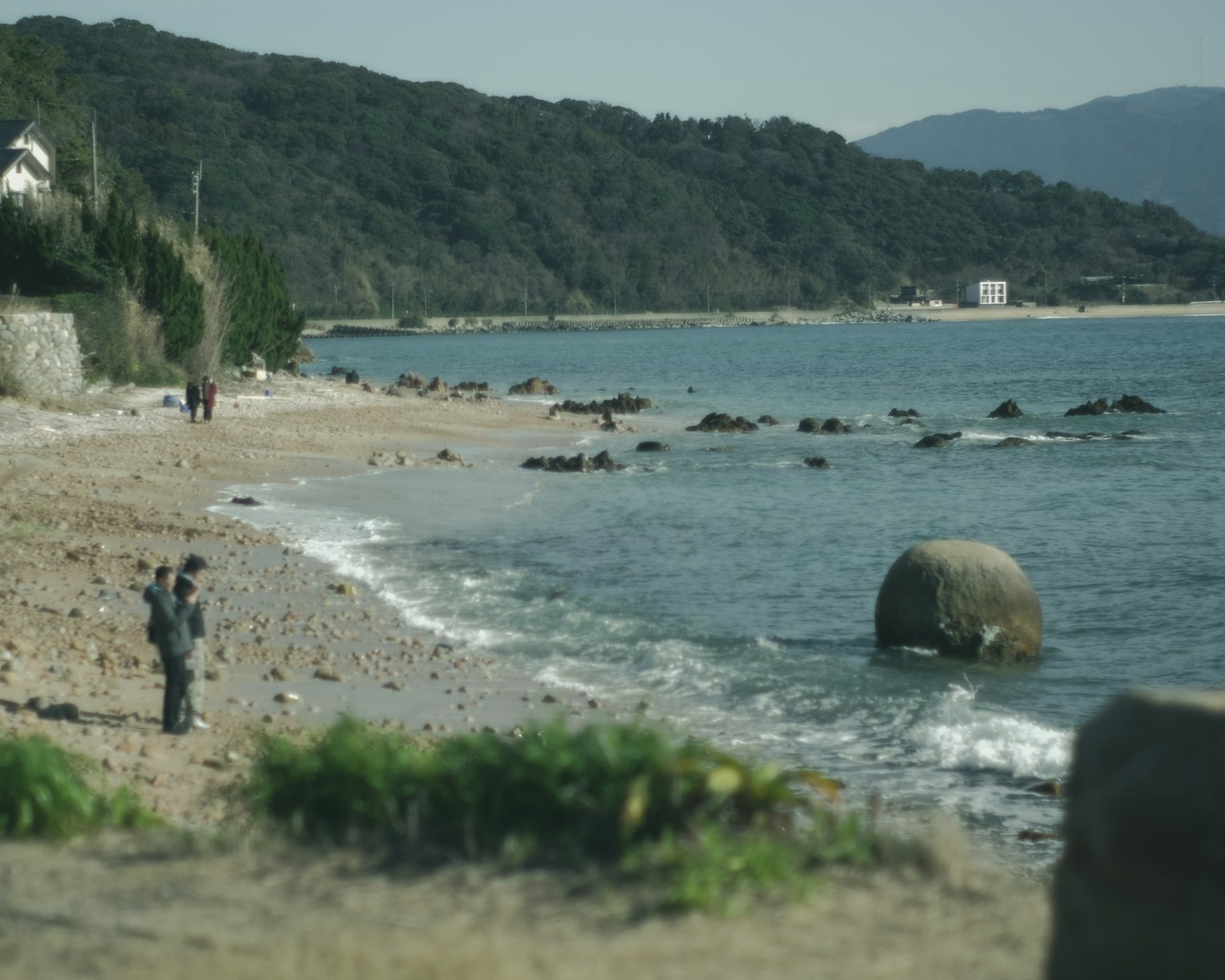 宁静的海滩风景，海岸波浪和一块大石头