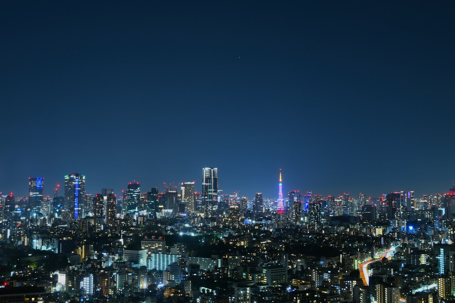 Horizonte nocturno de Tokio con rascacielos iluminados y luces de la ciudad
