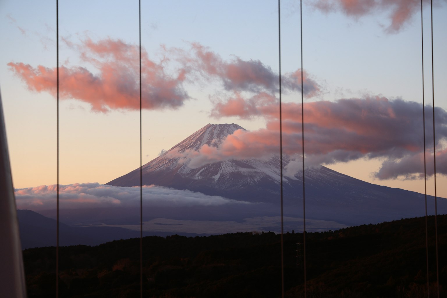 Vista majestuosa del monte Fuji durante un atardecer colorido