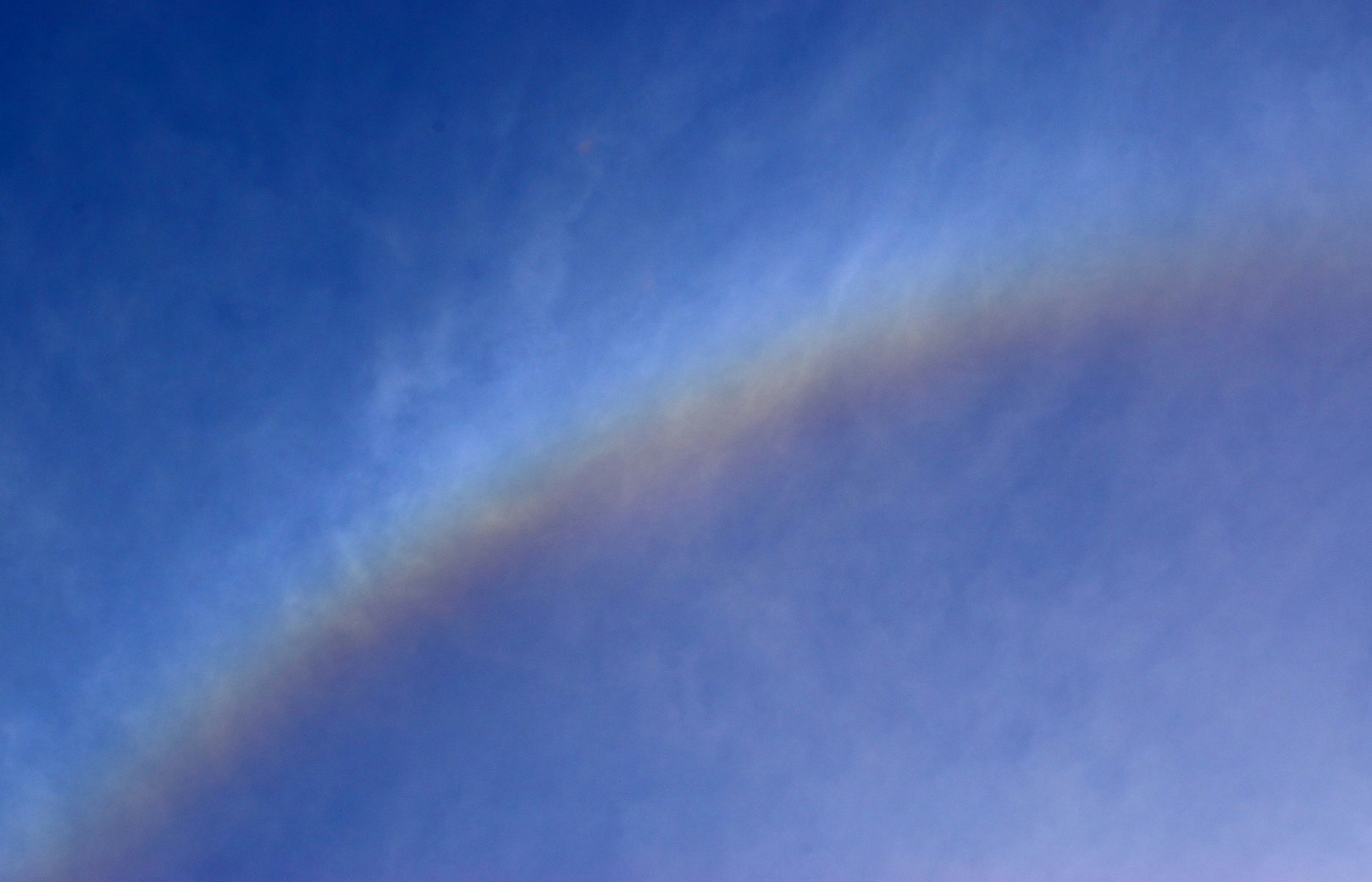 朝空に広がる虹と薄雲