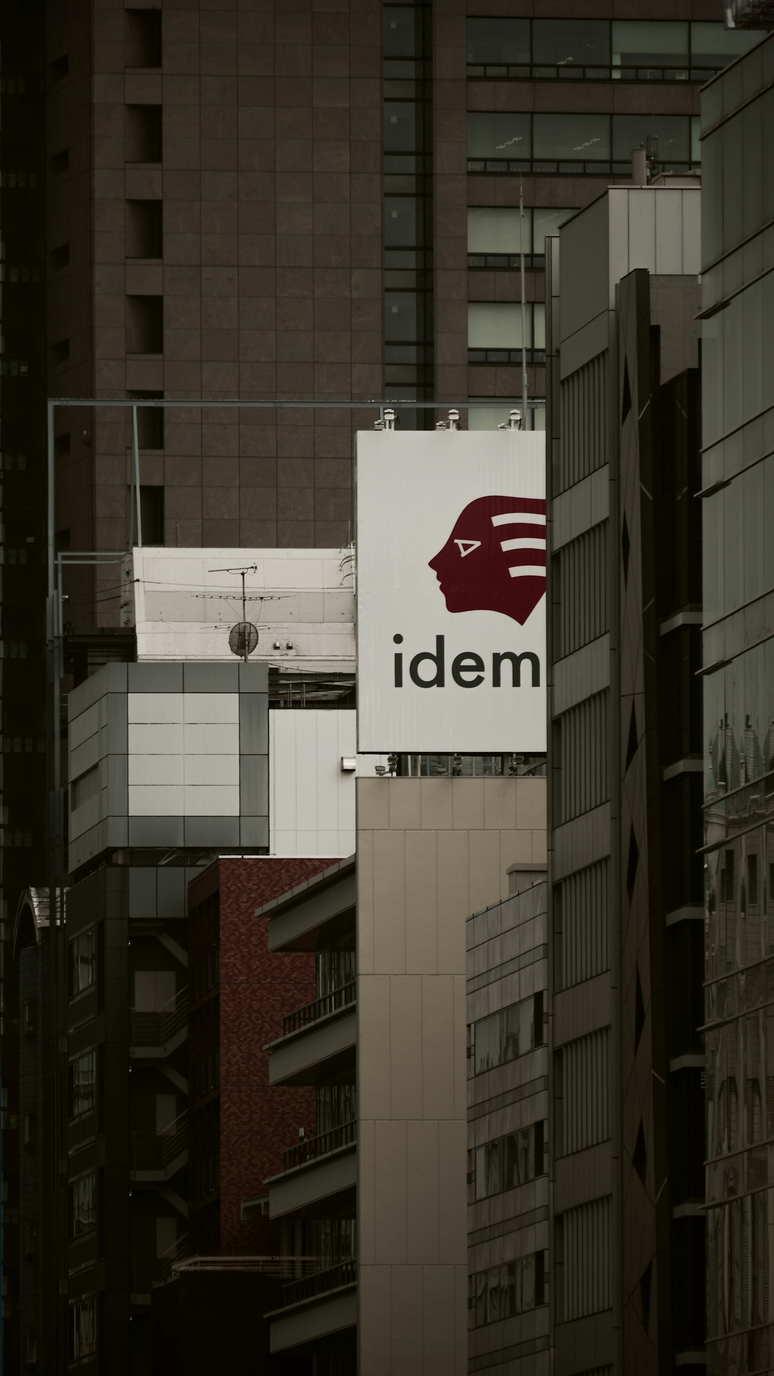 Städtische Landschaft mit dem idem-Schild zwischen Gebäuden