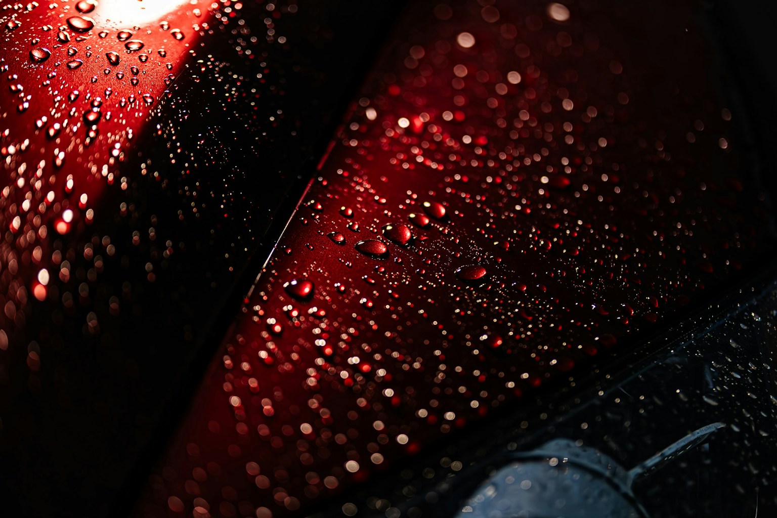 红色表面上的水滴特写