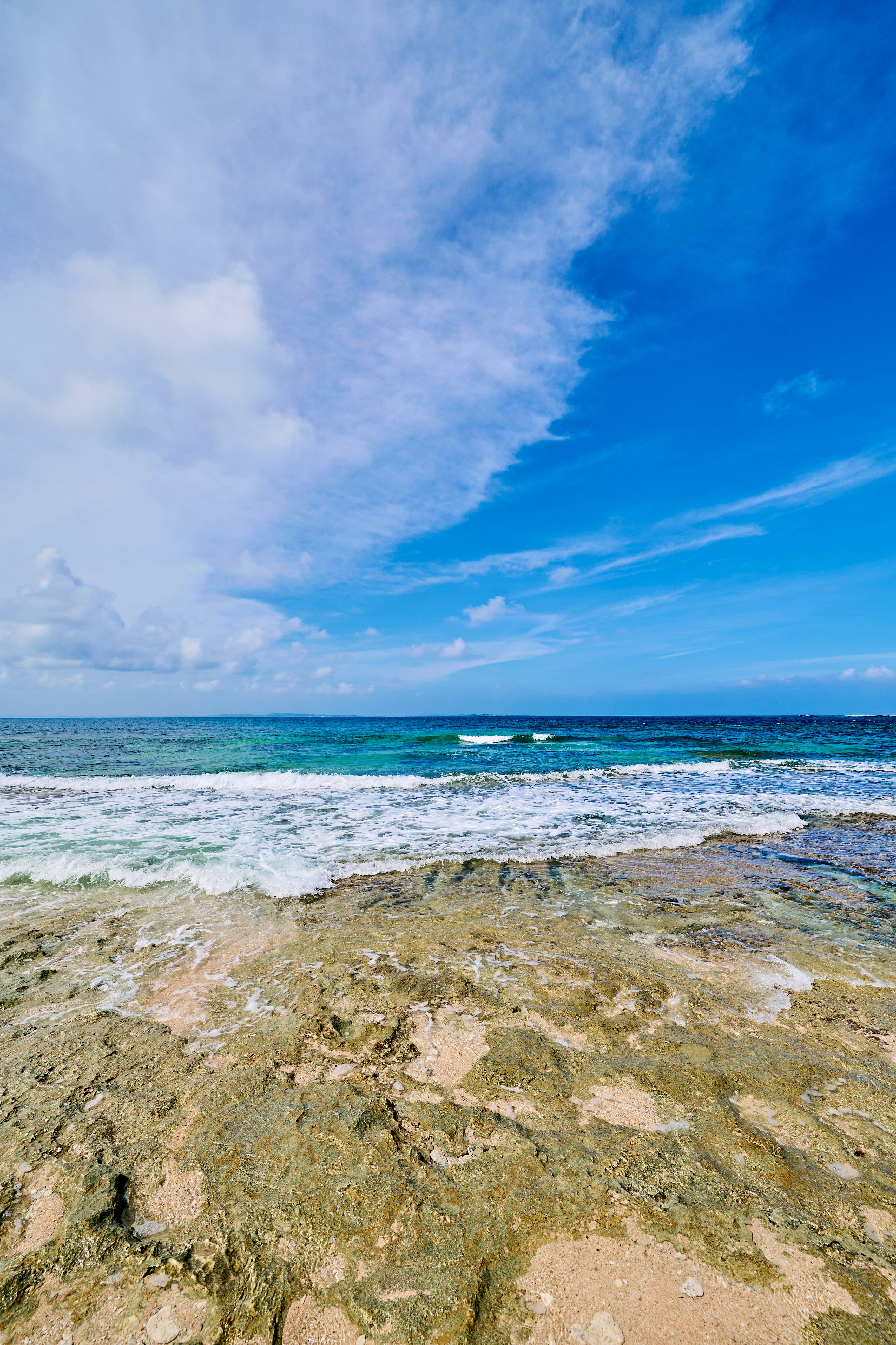 久高岛海边的蓝天与海浪景色