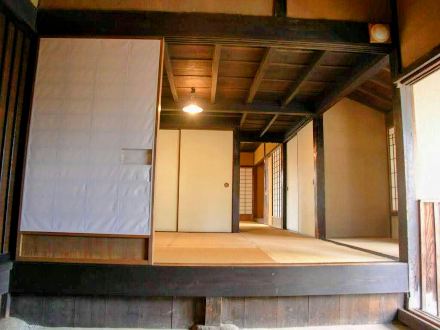 Vista interior de una casa japonesa tradicional con suelo de tatami