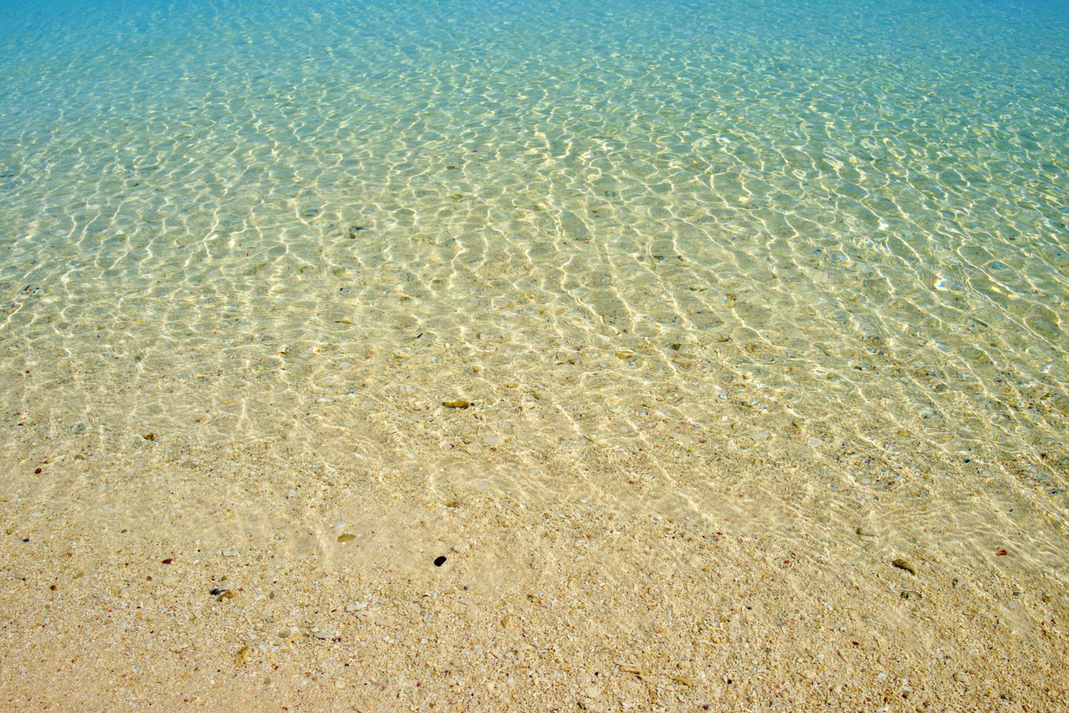 Laut biru dengan pantai berpasir jernih